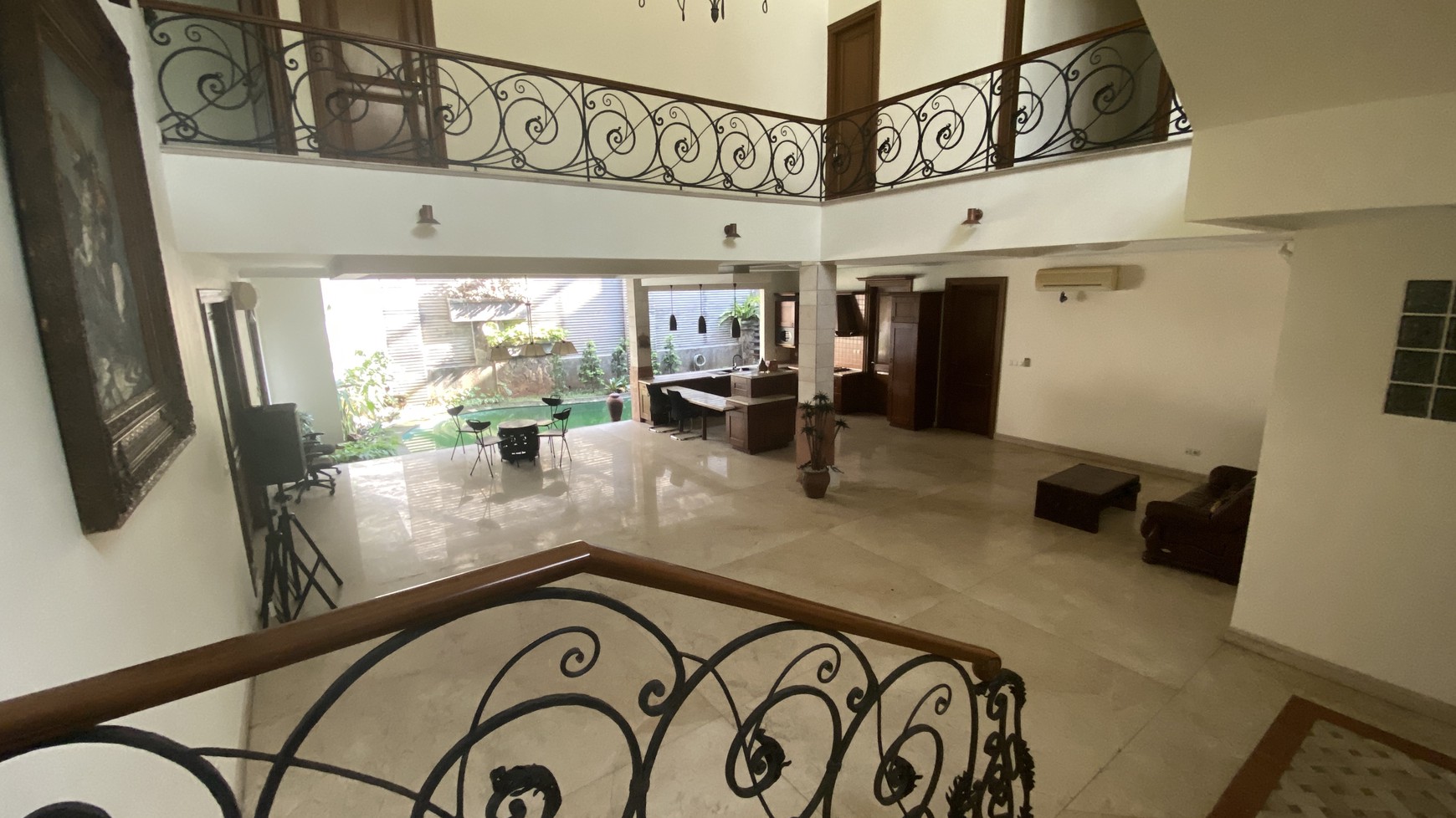 BIG AND BEAUTIFUL HOUSE AT SENAYAN AREA, JAKARTA SELATAN