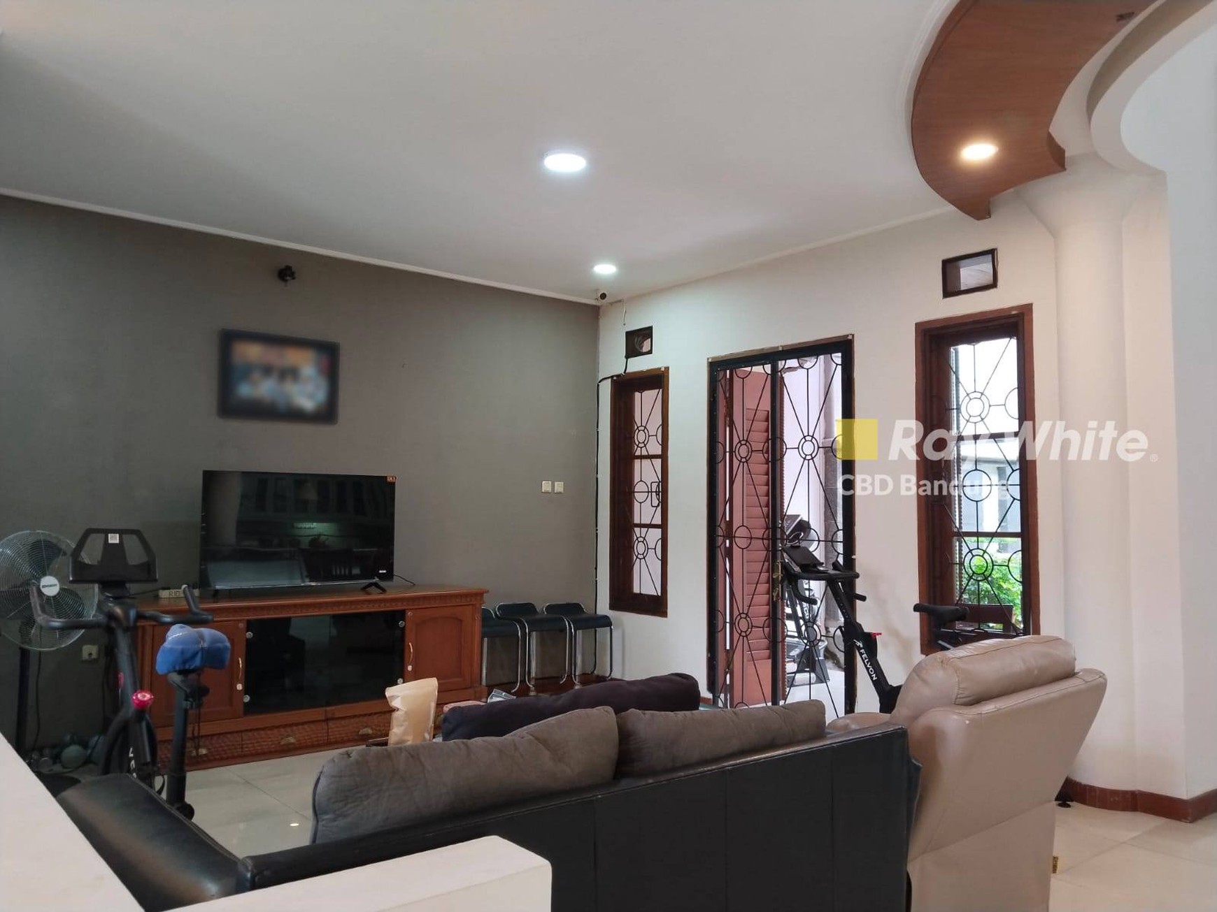 Langka Rumah 3 Lantai di Tirtasari sayap SariJadi Setra Duta