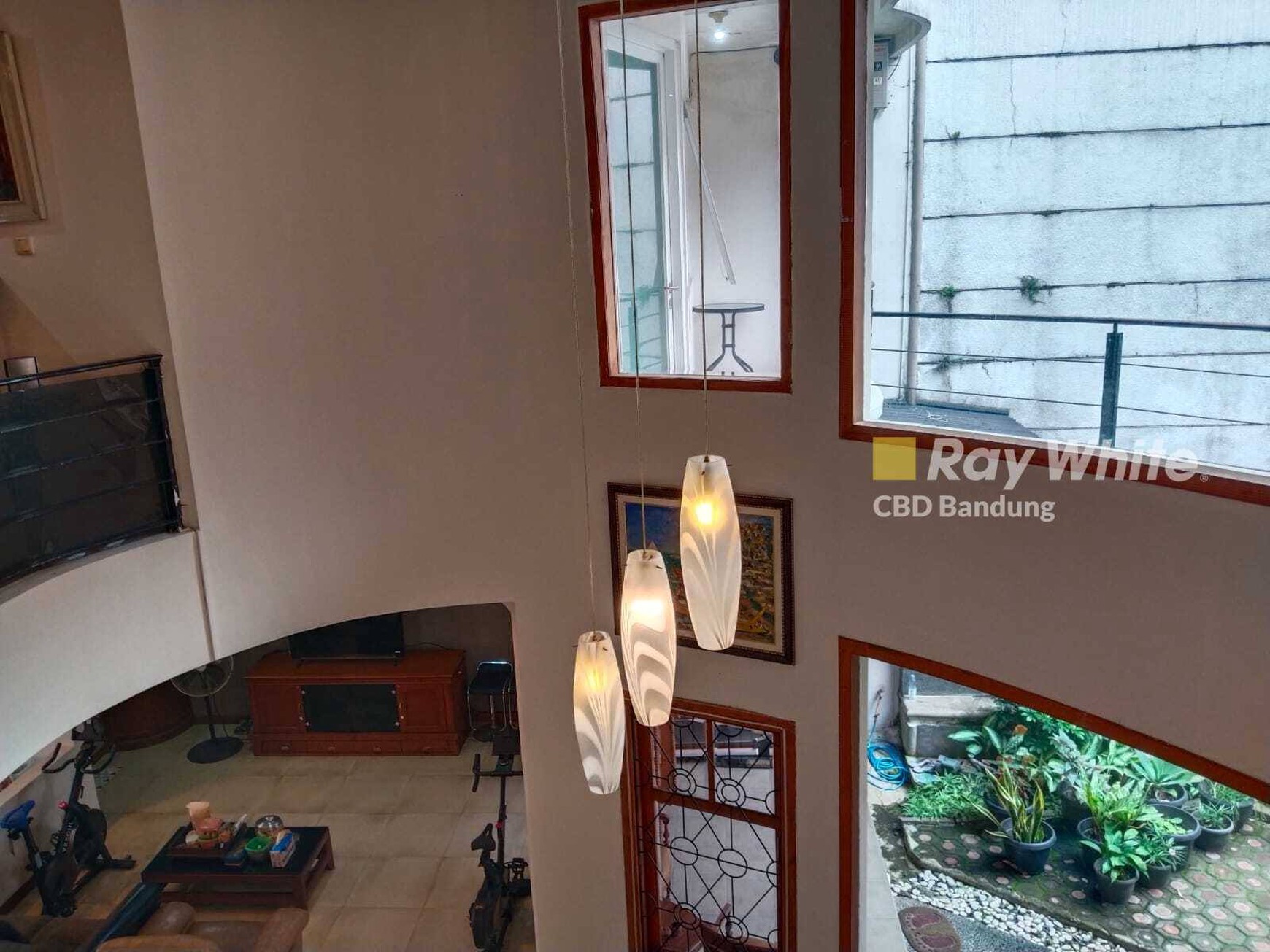 Langka Rumah 3 Lantai di Tirtasari sayap SariJadi Setra Duta
