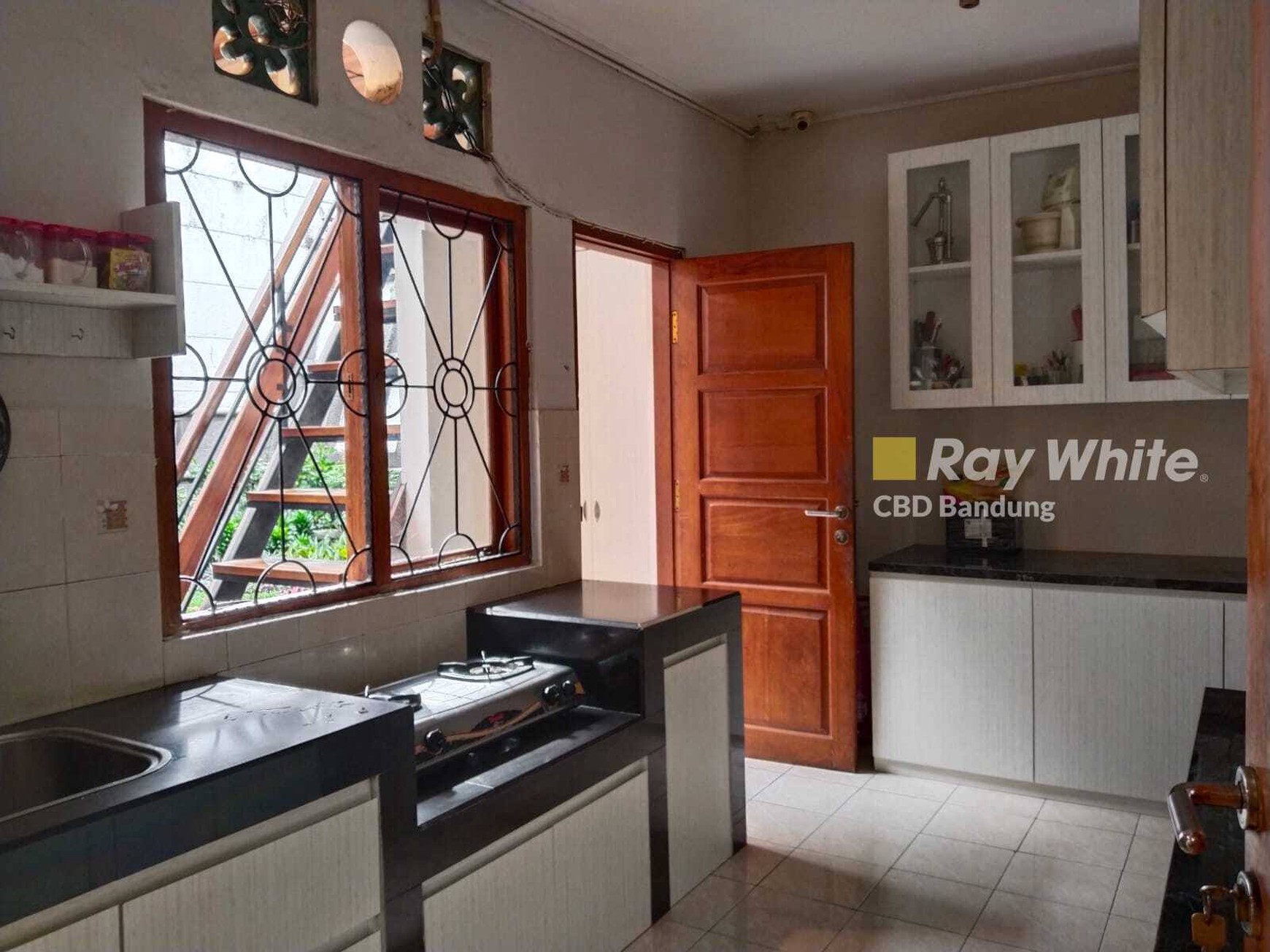 Langka Rumah 3 Lantai di Tirtasari sayap SariJadi Setra Duta