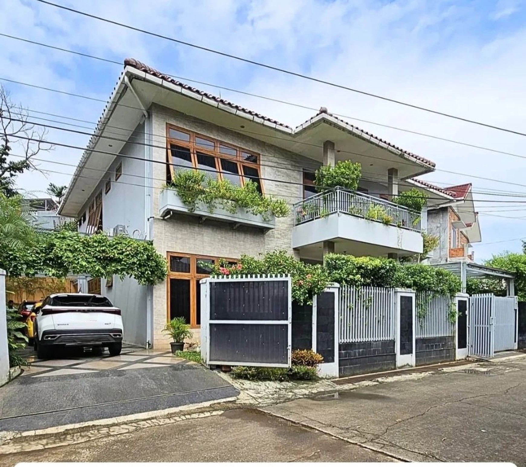 Rumah 2 Lantai Siap Huni dengan Hunian Nyaman dan Asri @Pancoran, Jakarta Selatan