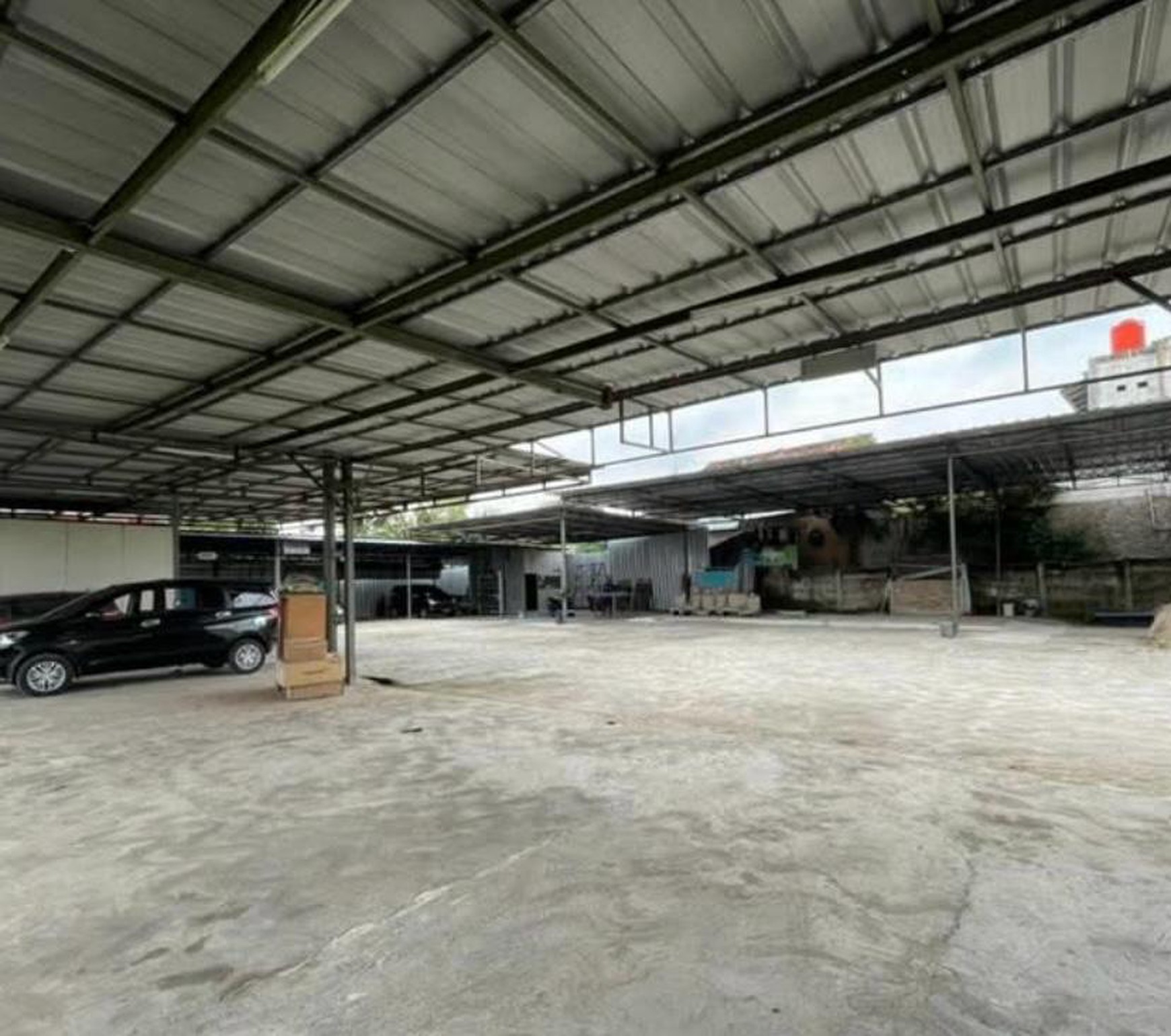 Tanah luas ada Bangunan Bengkel di Serang Banten