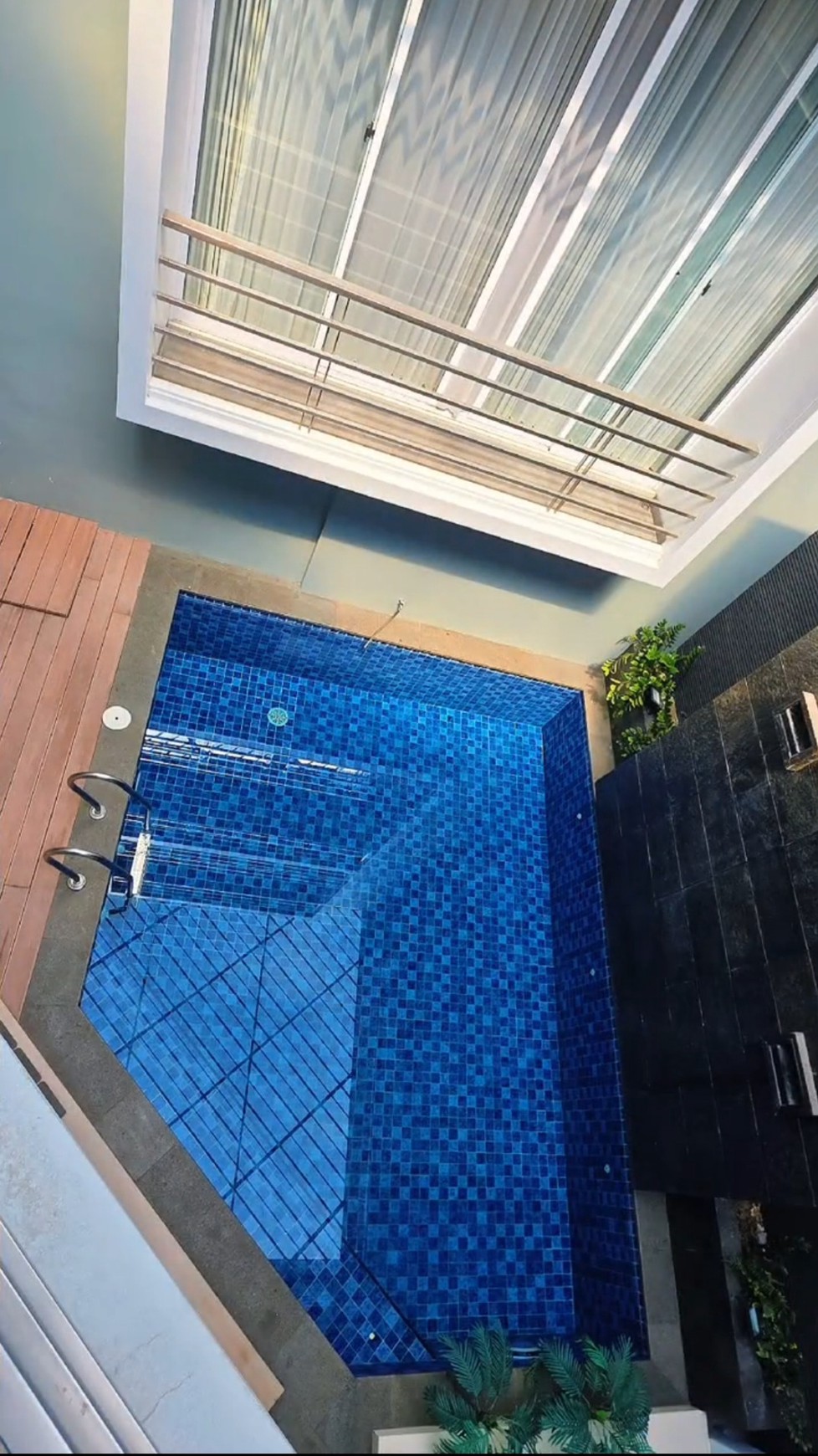Disewakan Rumah Pakuwon Indah Surabaya Private Pool Plus Full Furnished Dekat Graha Family, Bukit Darmo Golf, Dian Istana, Citraland, Pakuwon Mall