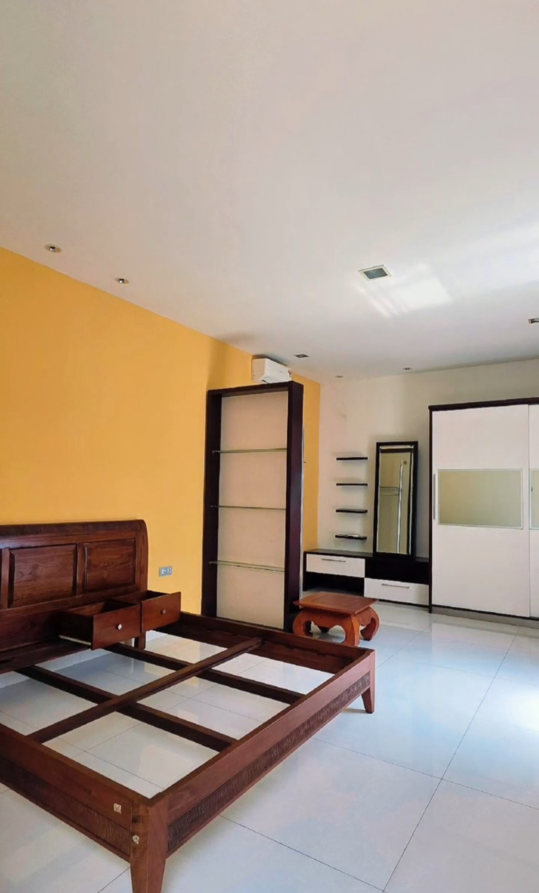 Disewakan Rumah Pakuwon Indah Surabaya Private Pool Plus Full Furnished Dekat Graha Family, Bukit Darmo Golf, Dian Istana, Citraland, Pakuwon Mall
