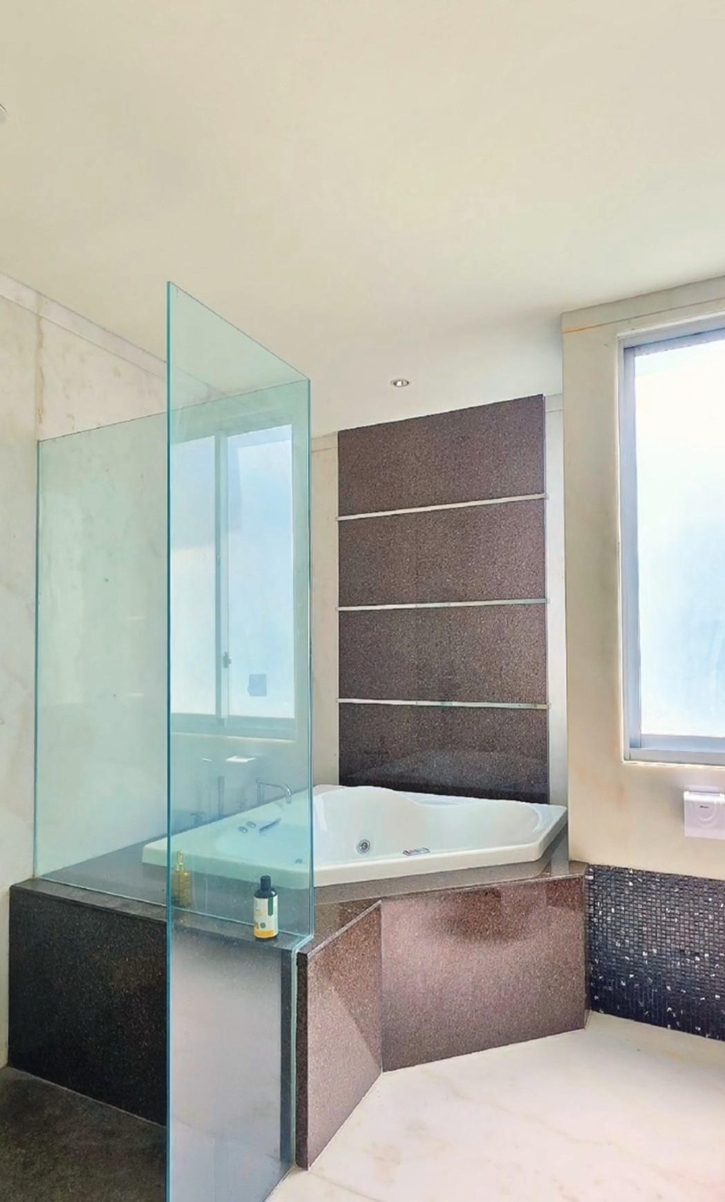 Disewakan Rumah Pakuwon Indah Surabaya Private Pool Plus Full Furnished Dekat Graha Family, Bukit Darmo Golf, Dian Istana, Citraland, Pakuwon Mall