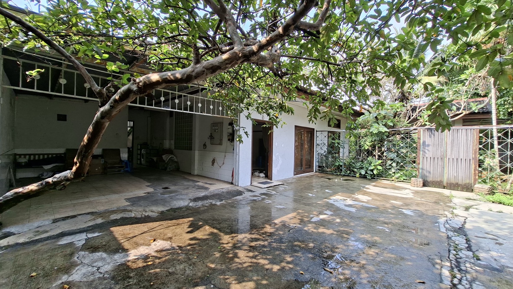 Rumah Luas Hanya 1 Lantai dengan Harga Bagus di Kemang