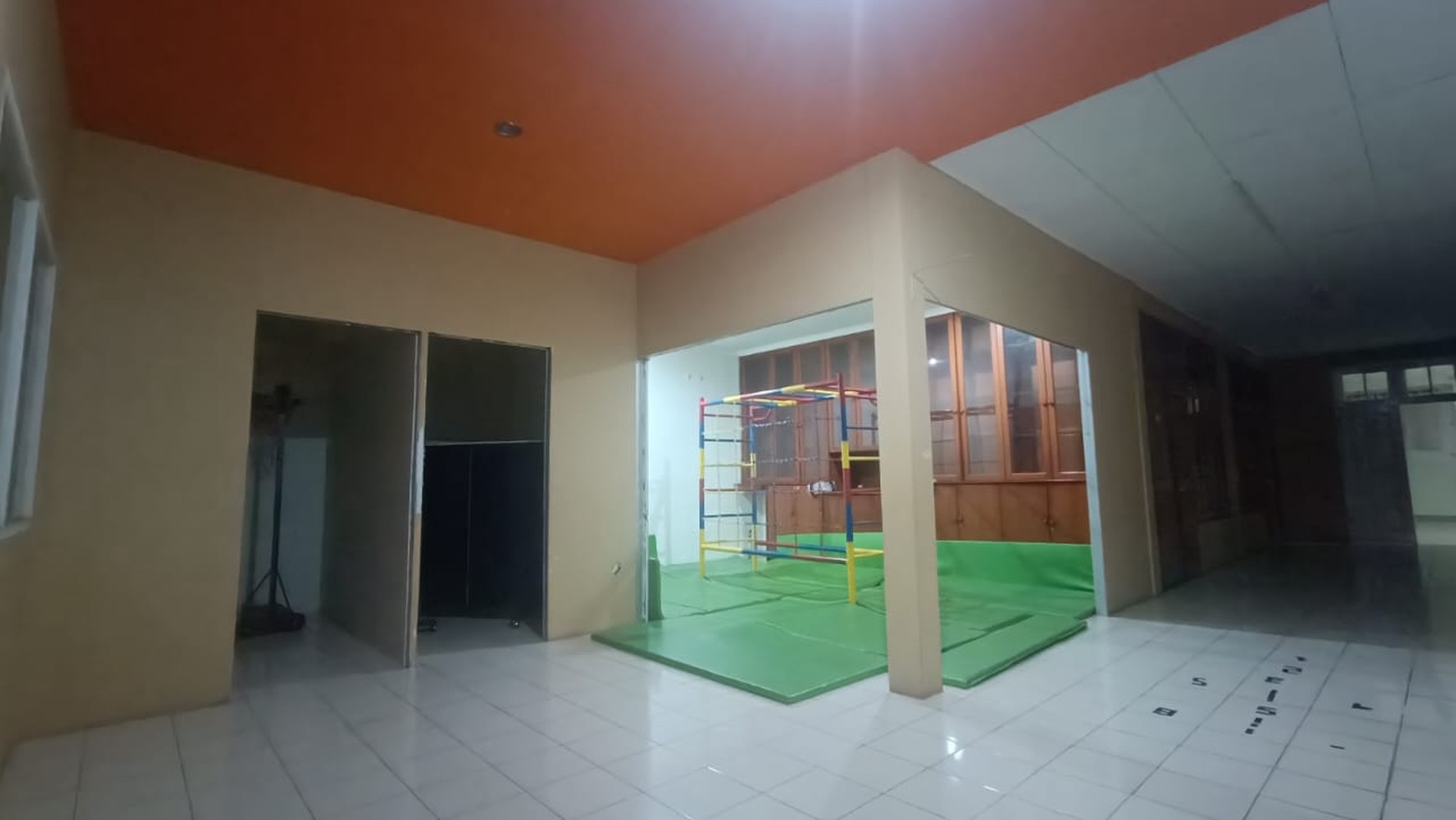 Dijual Harga Bersaing Gedung Cirendeu, Cocok untuk Rumah Sakit, Sekolah, Kantor