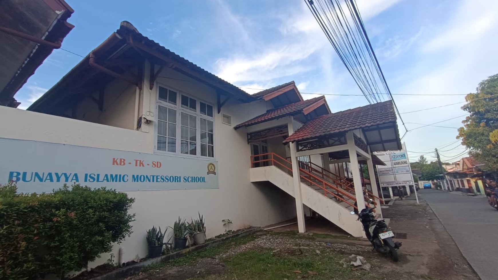 Dijual Harga Bersaing Gedung Cirendeu, Cocok untuk Rumah Sakit, Sekolah, Kantor