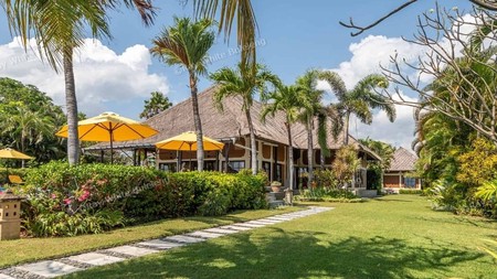 Luxury Beachfront Villa with Guest House and Spacious Garden