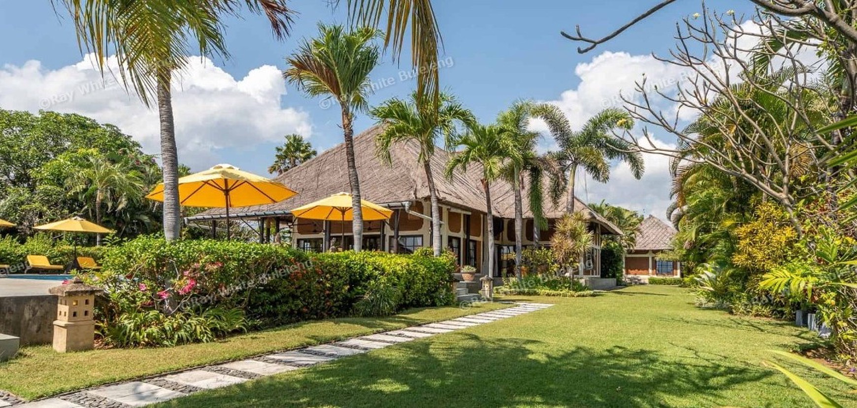 Luxury Beachfront Villa with Guest House and Spacious Garden