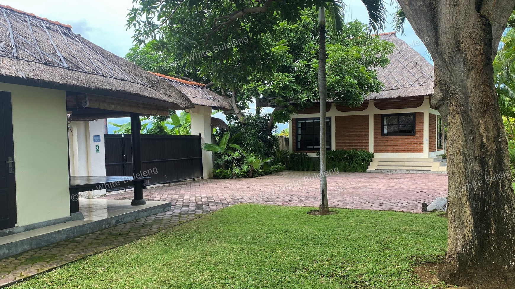Luxury Beachfront Villa with Guest House and Spacious Garden