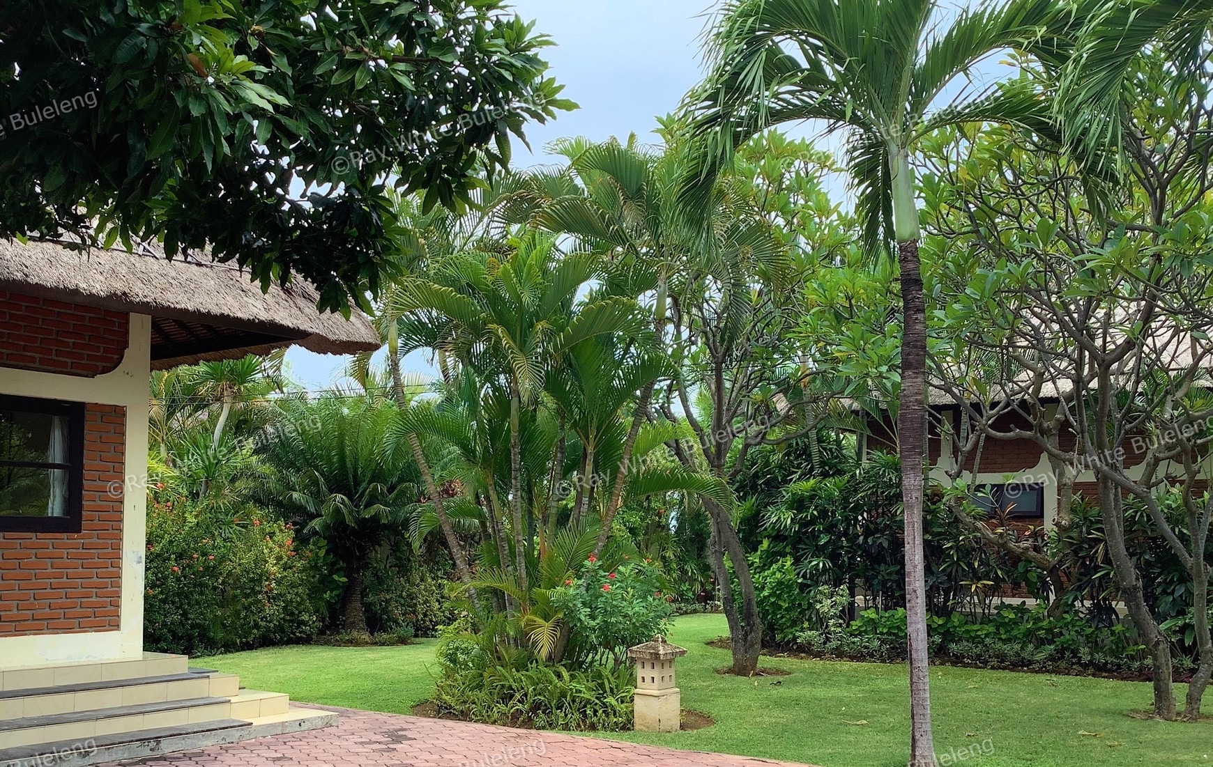 Luxury Beachfront Villa with Guest House and Spacious Garden
