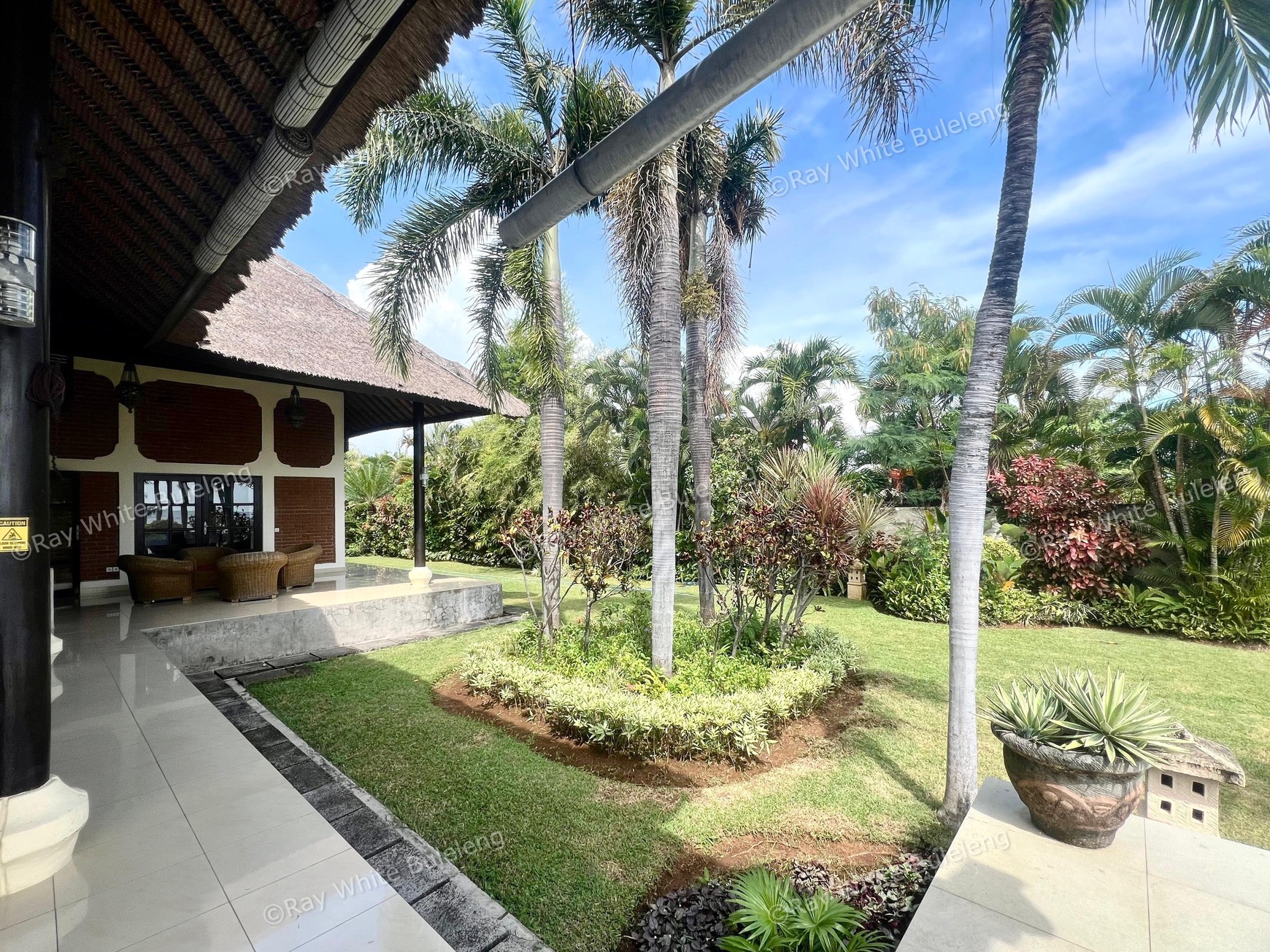 Luxury Beachfront Villa with Guest House and Spacious Garden
