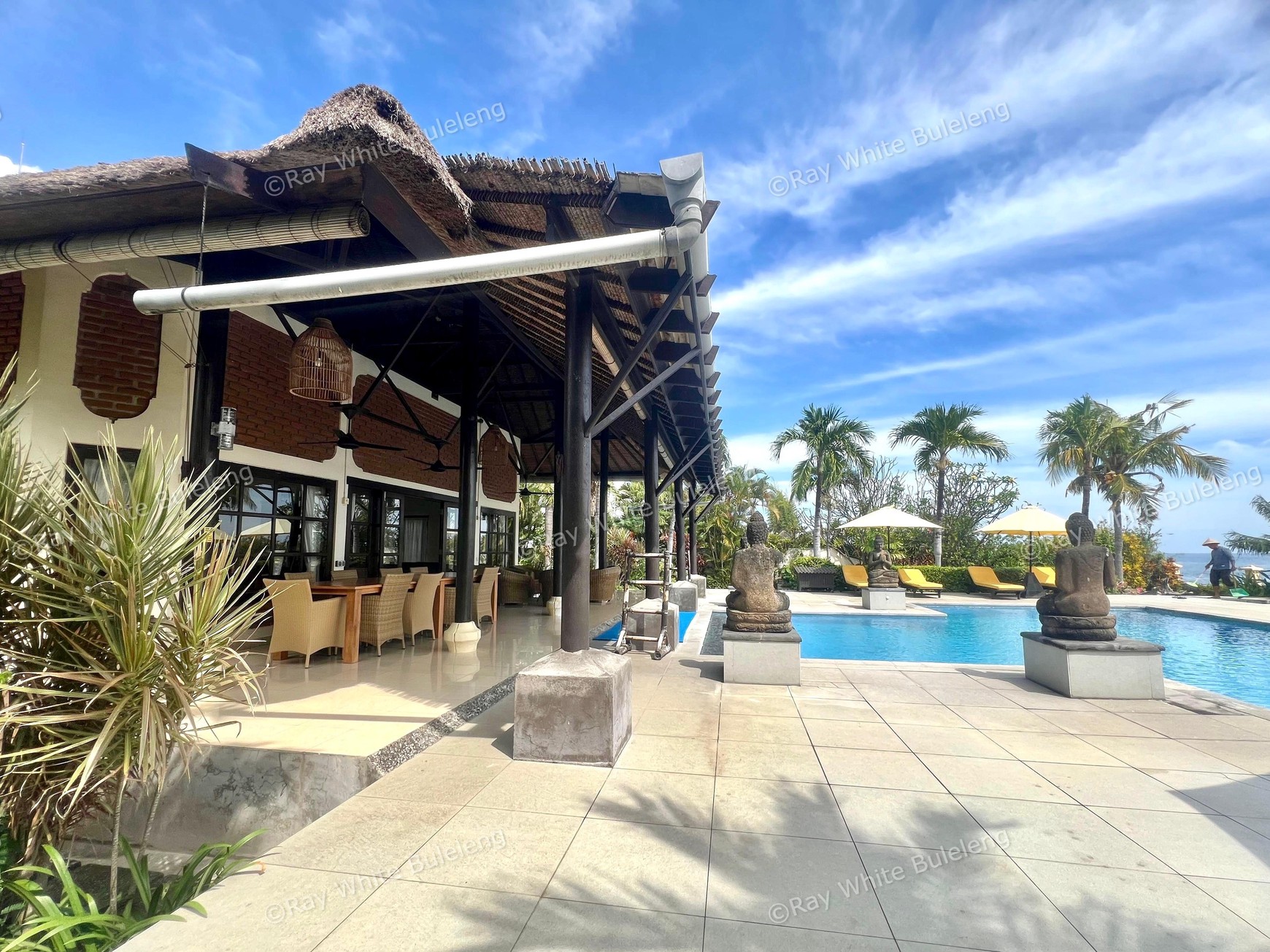 Luxury Beachfront Villa with Guest House and Spacious Garden