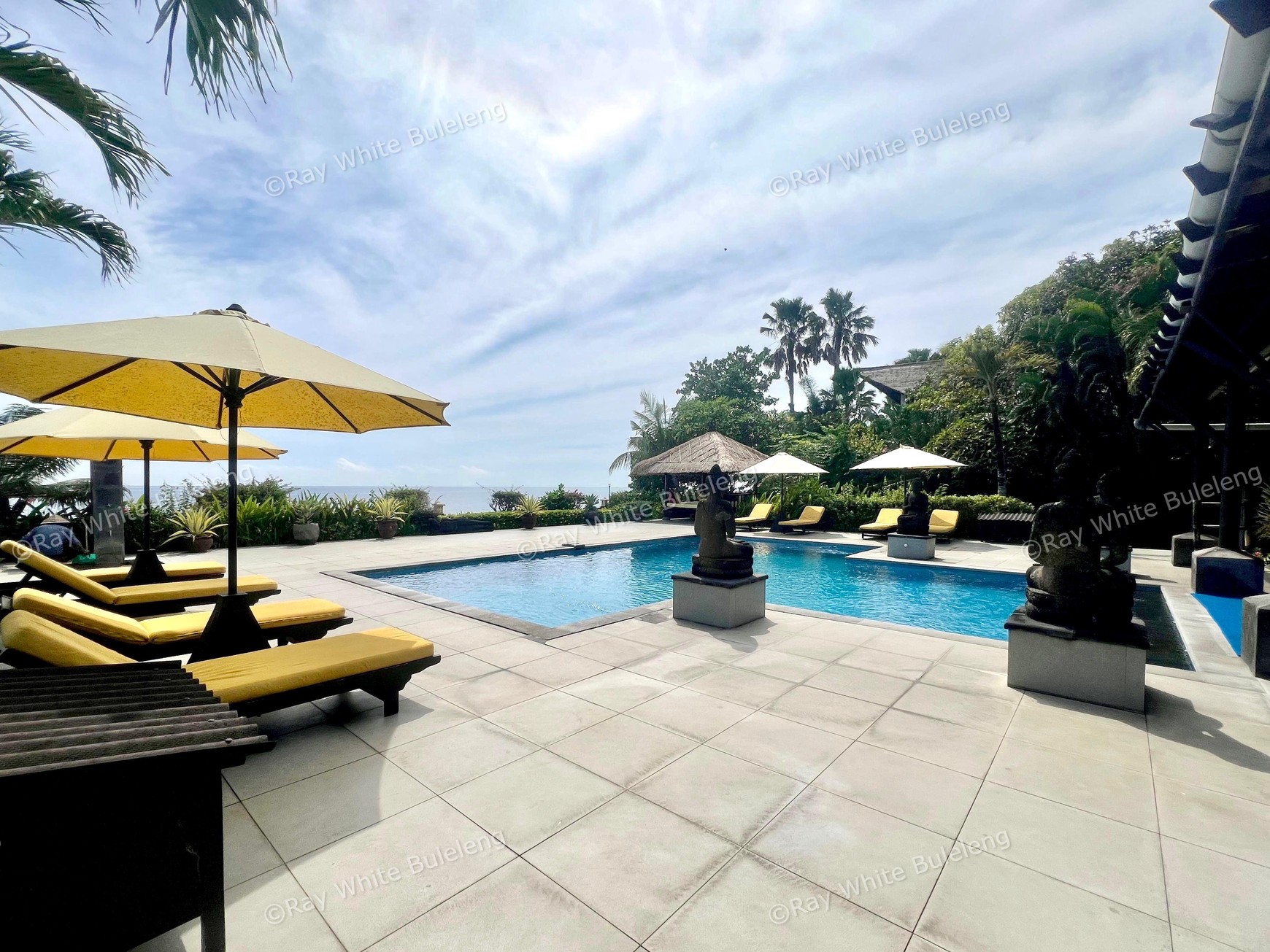 Luxury Beachfront Villa with Guest House and Spacious Garden