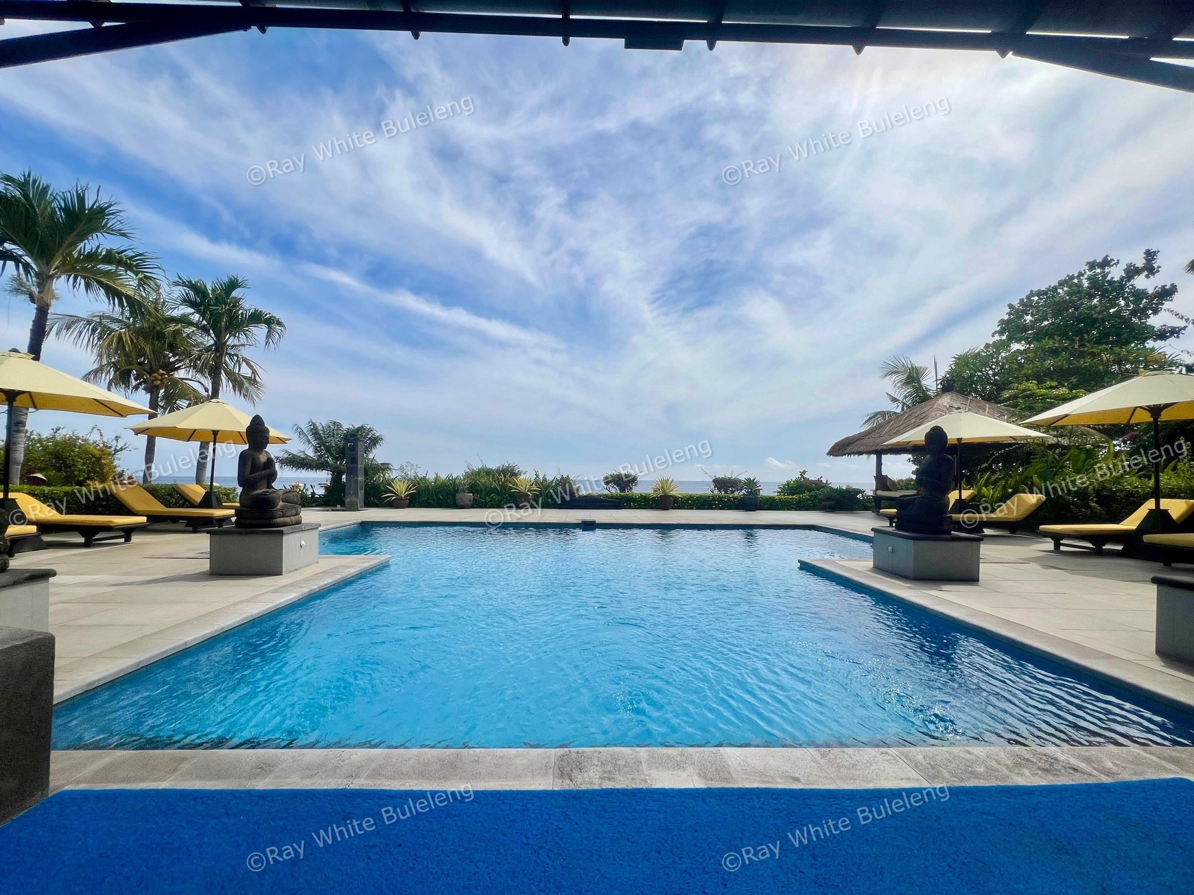 Luxury Beachfront Villa with Guest House and Spacious Garden