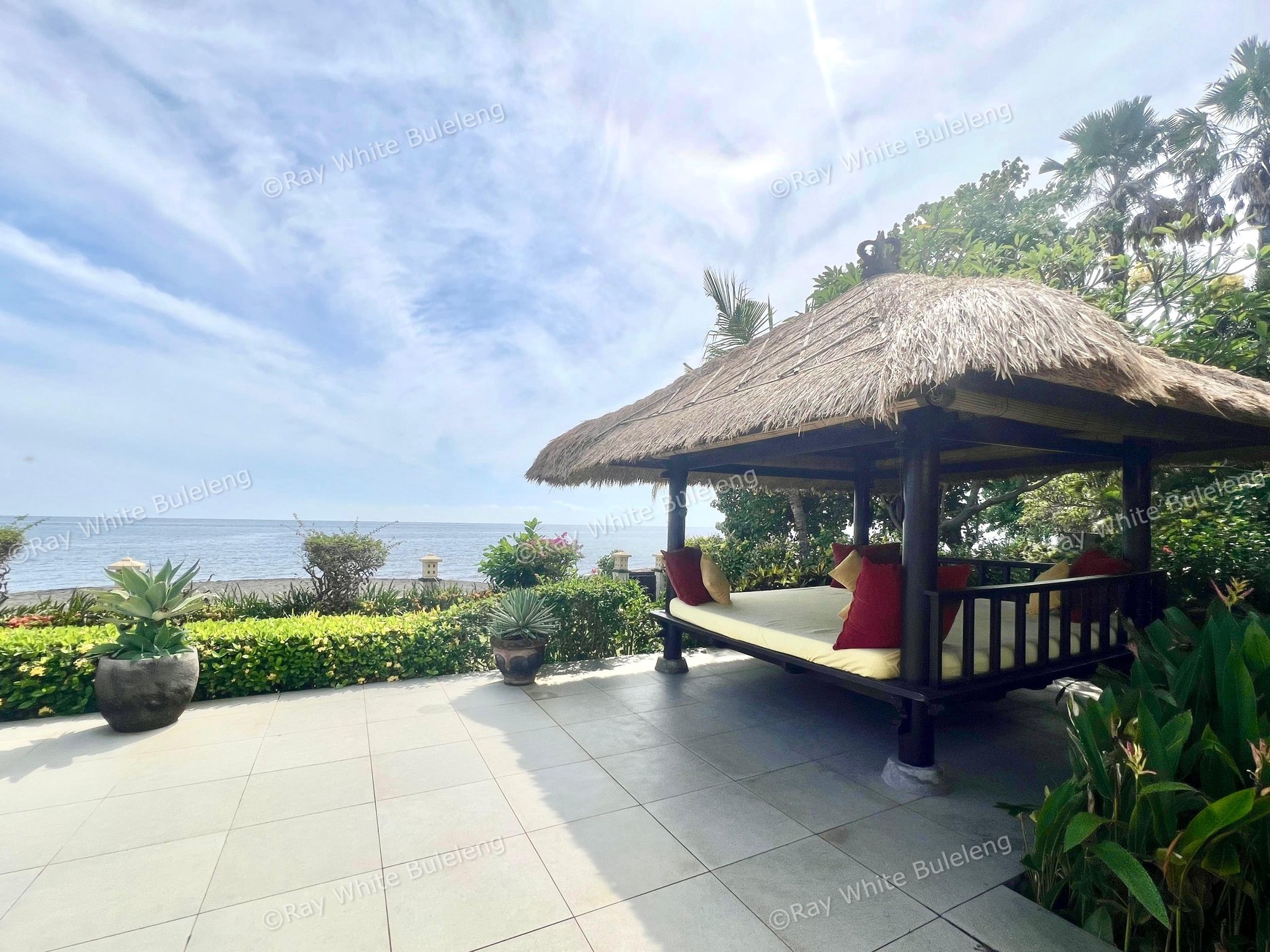 Luxury Beachfront Villa with Guest House and Spacious Garden