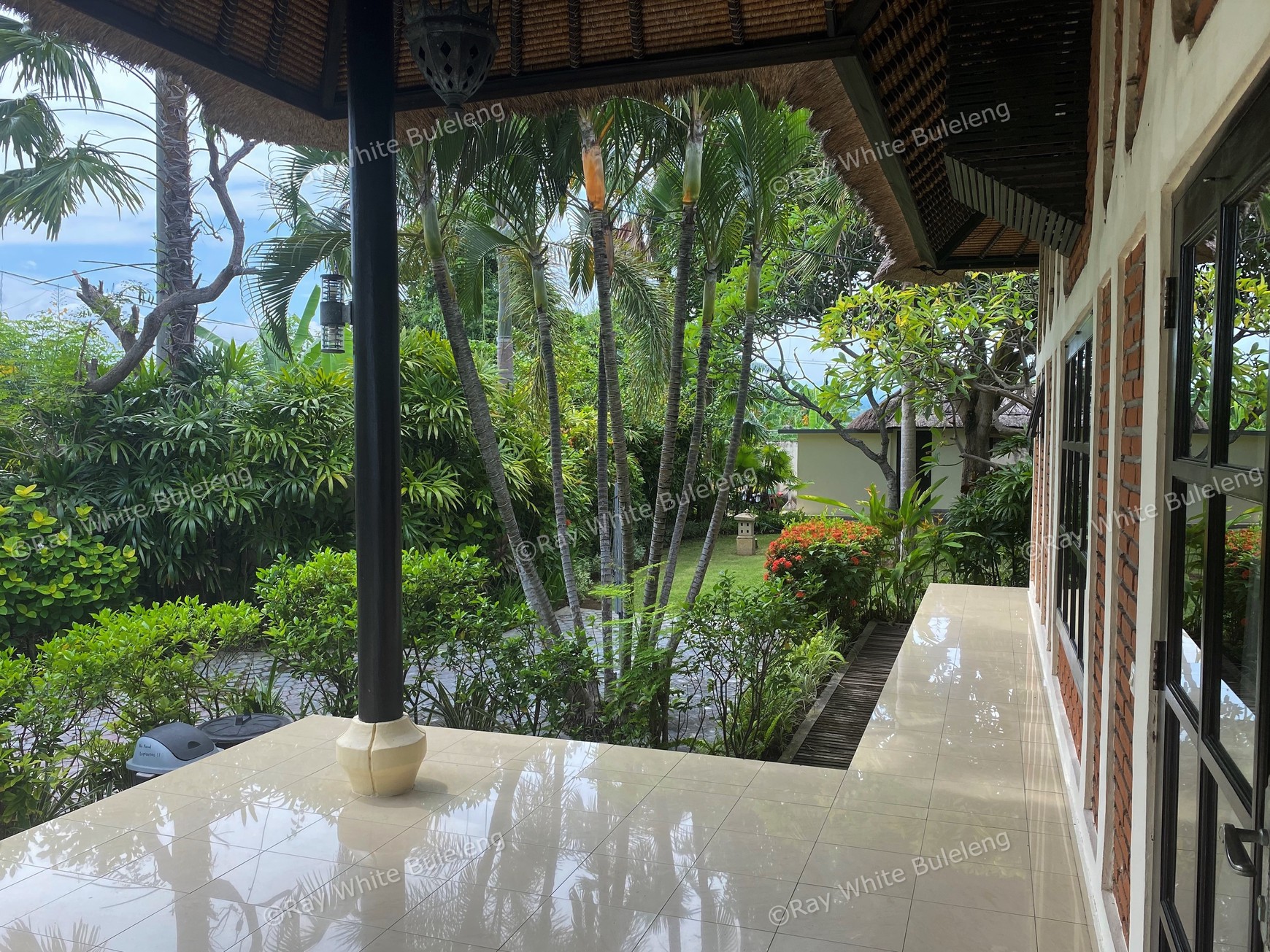 Luxury Beachfront Villa with Guest House and Spacious Garden