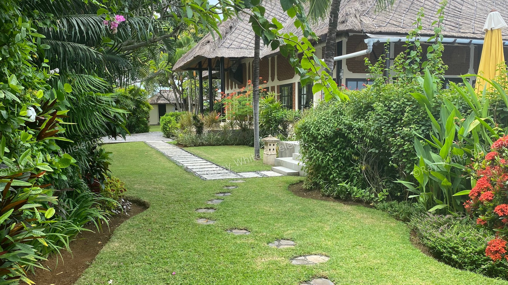 Luxury Beachfront Villa with Guest House and Spacious Garden