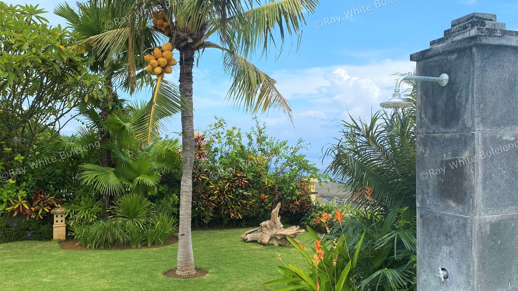 Luxury Beachfront Villa with Guest House and Spacious Garden