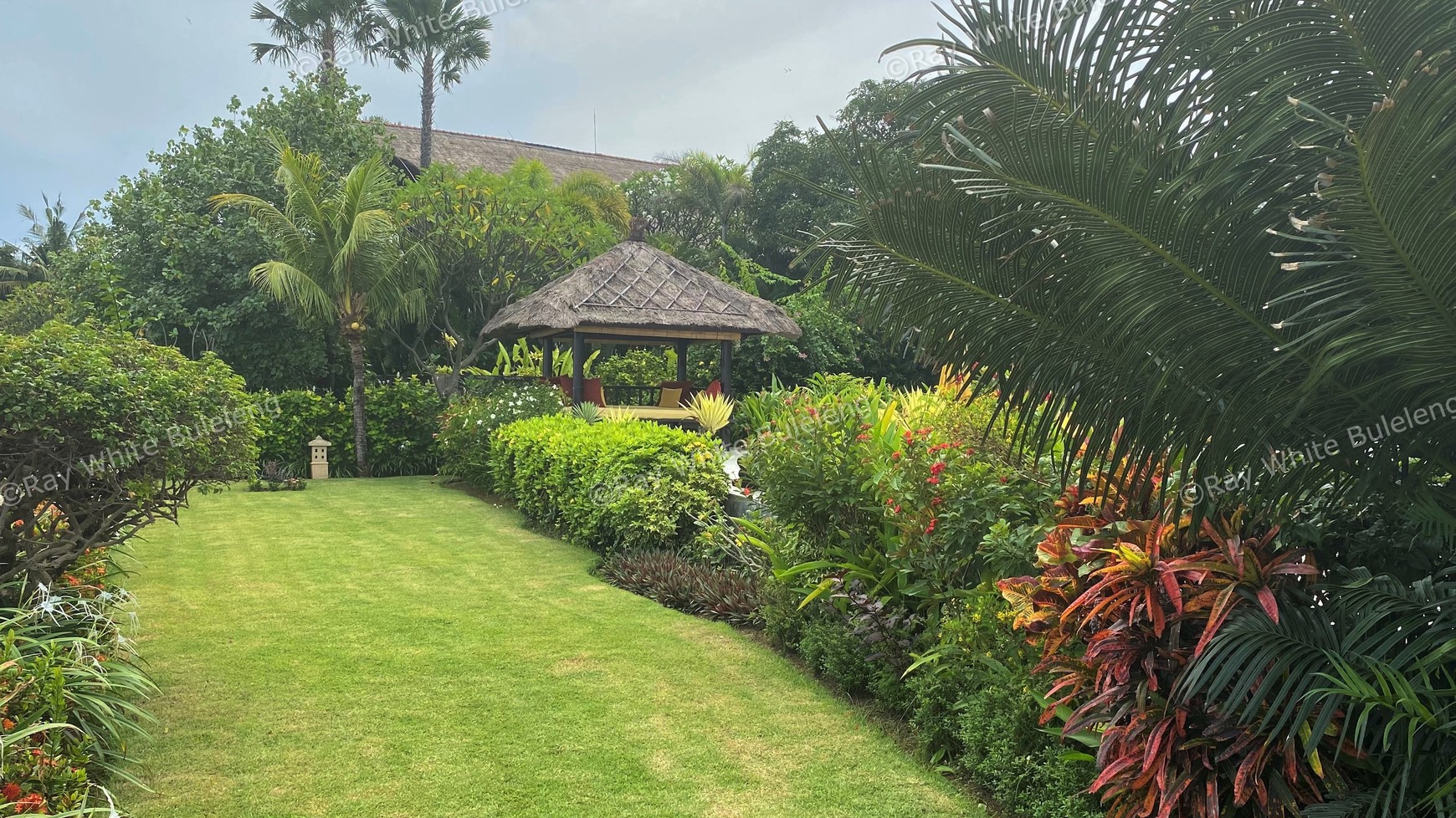 Luxury Beachfront Villa with Guest House and Spacious Garden