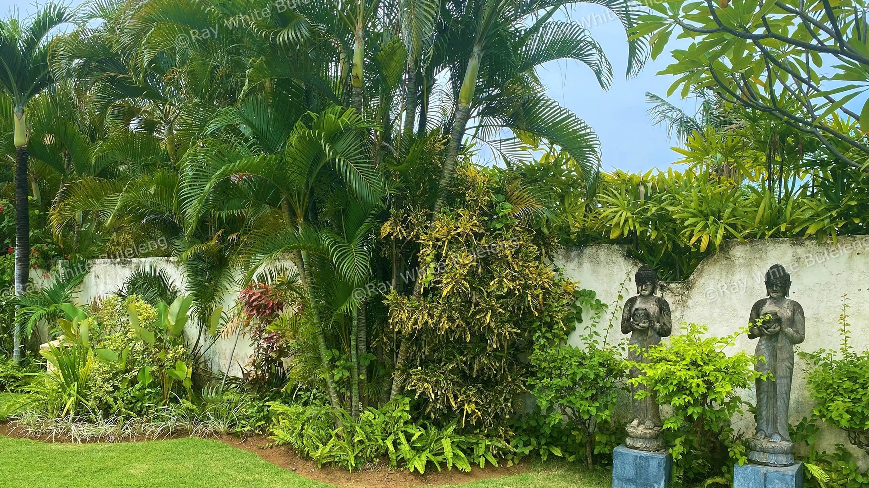 Luxury Beachfront Villa with Guest House and Spacious Garden