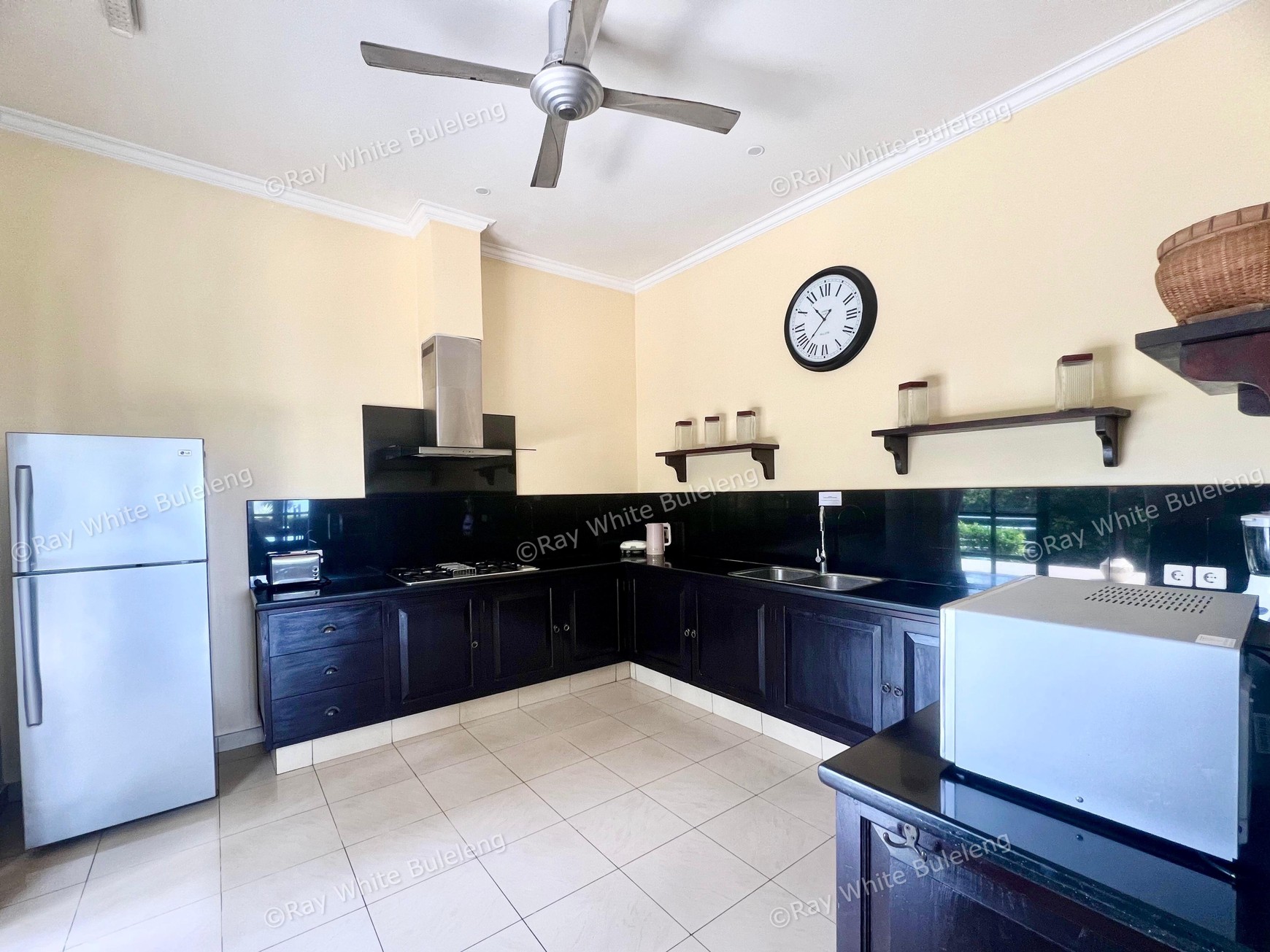 Luxury Beachfront Villa with Guest House and Spacious Garden
