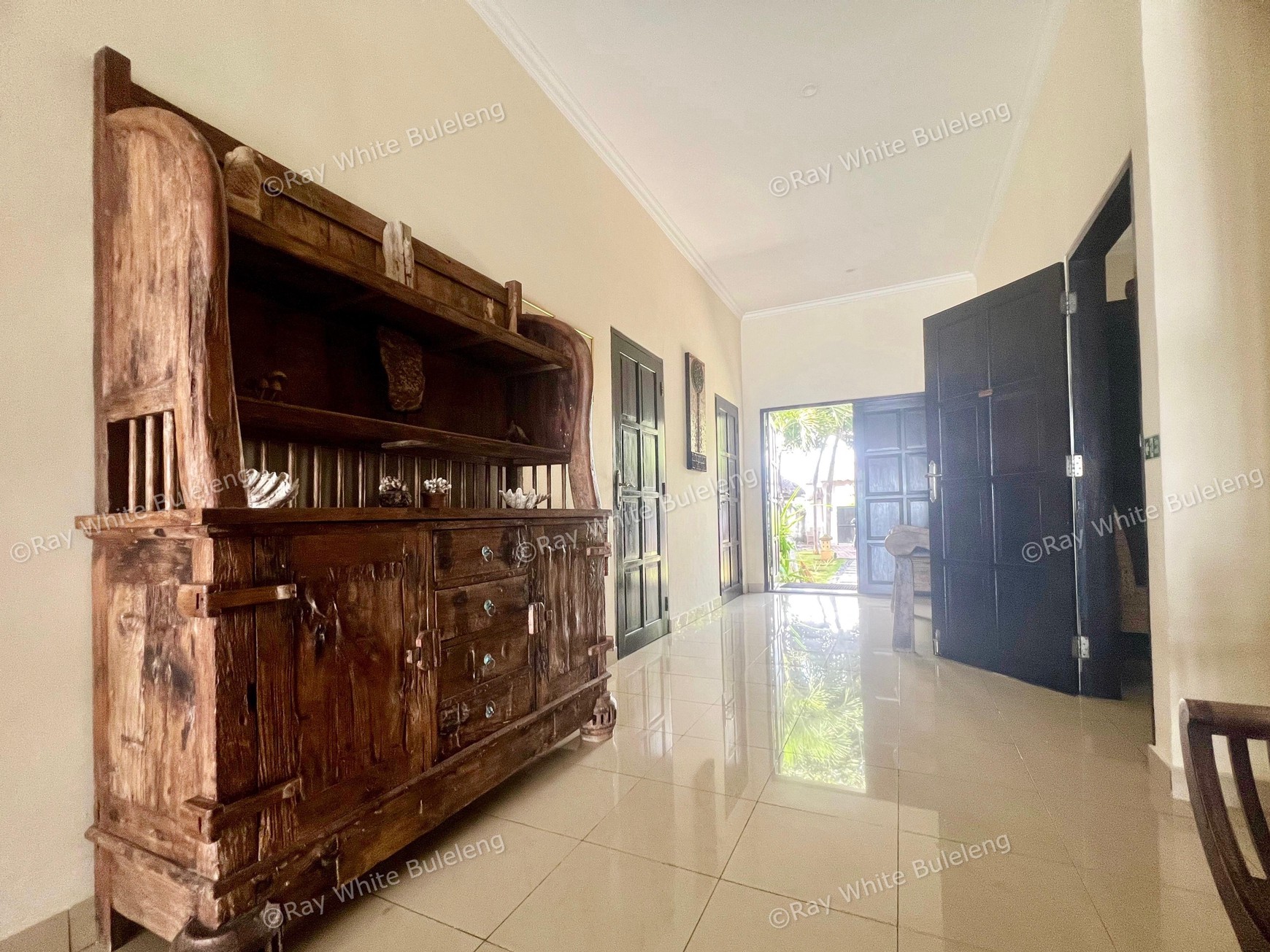 Luxury Beachfront Villa with Guest House and Spacious Garden