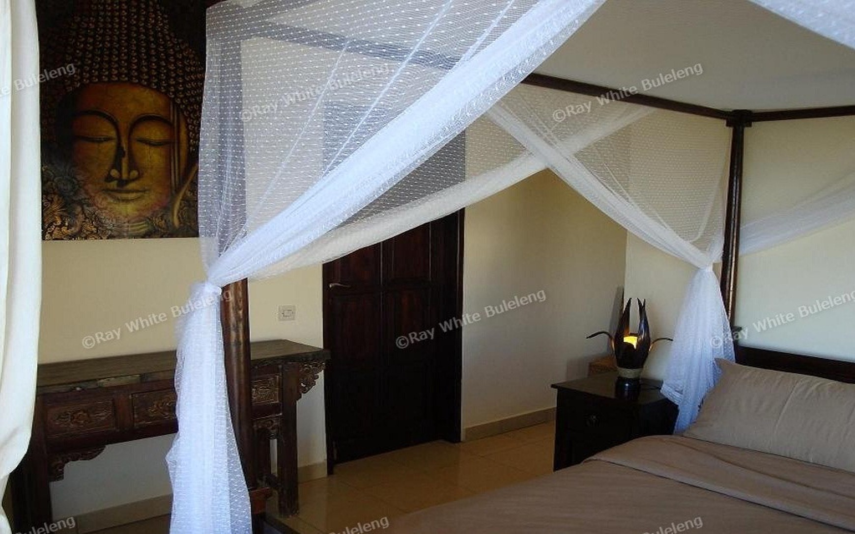 Luxury Beachfront Villa with Guest House and Spacious Garden