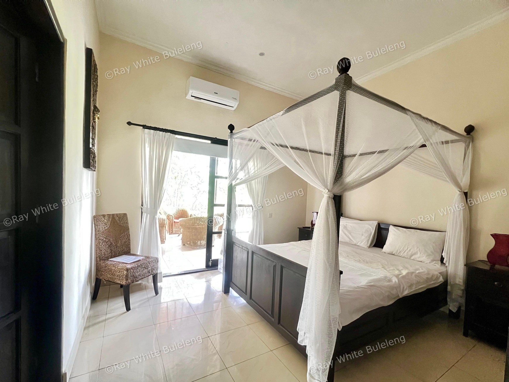 Luxury Beachfront Villa with Guest House and Spacious Garden
