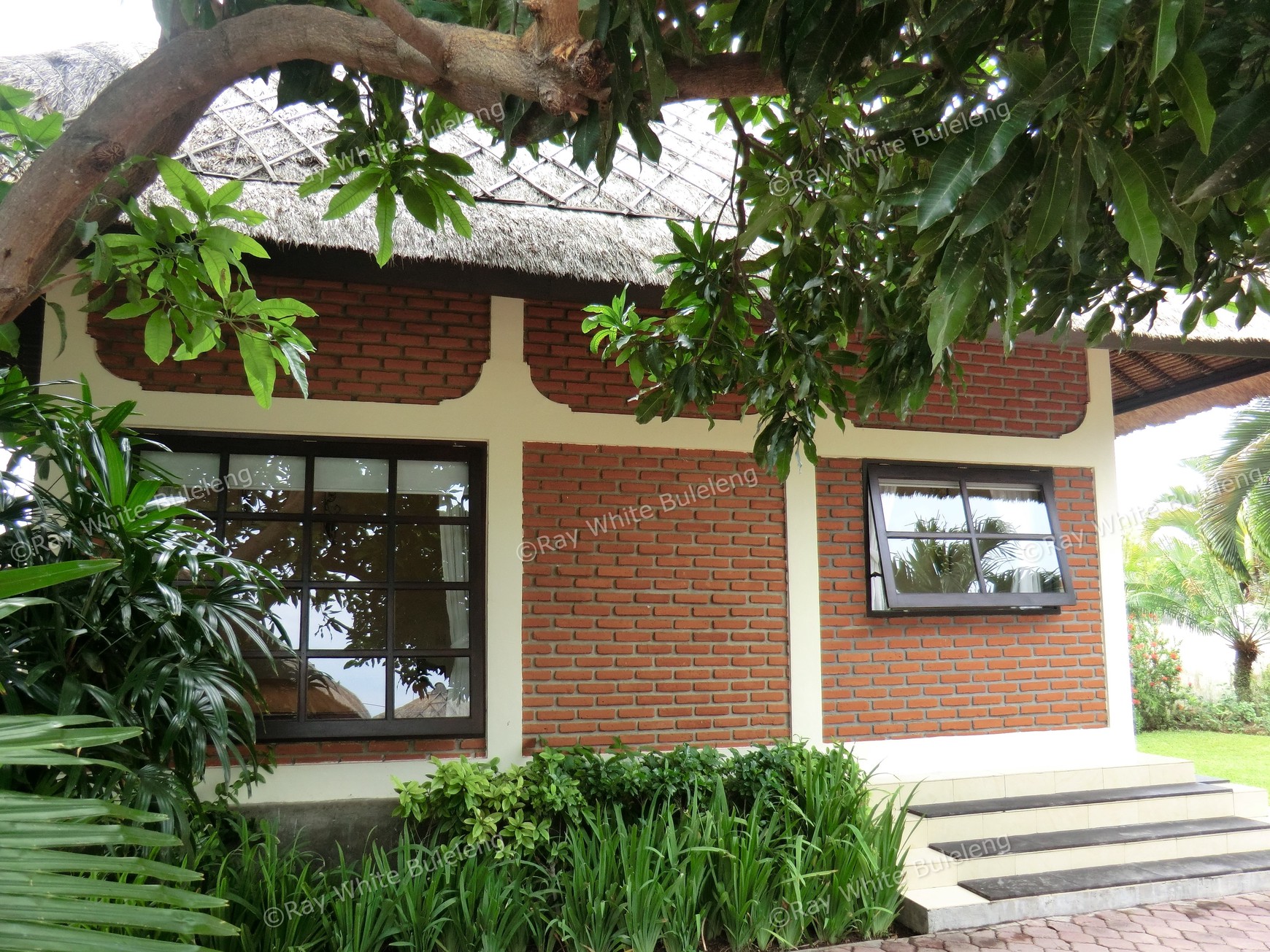Luxury Beachfront Villa with Guest House and Spacious Garden