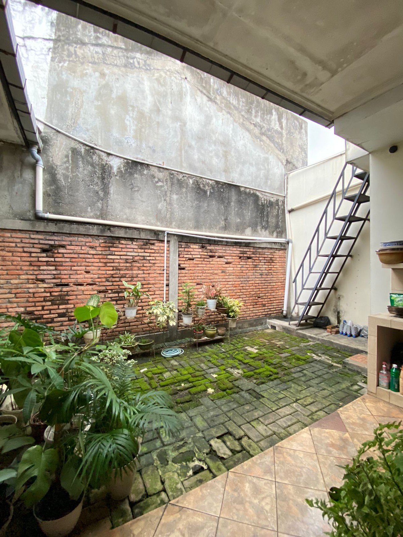 Rumah Ternyaman ada Rooftop Taman di Cinere - Dekat Mall & Tol, Siap Huni - Harga Nego