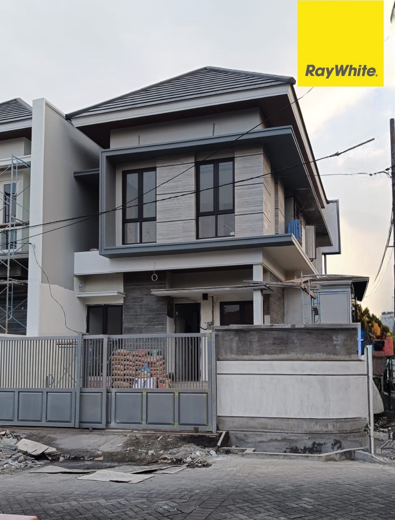 Dijual Rumah 2 lantai di Klampis Anom Surabaya