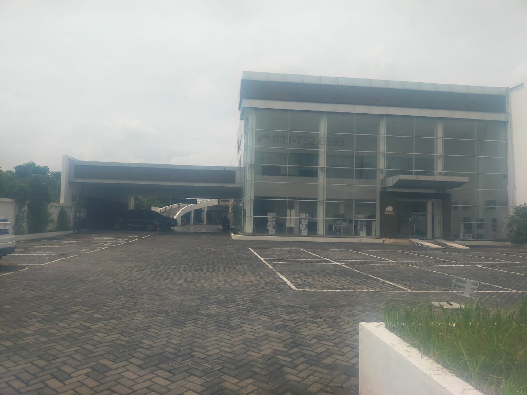 DI SEWAKAN EX SHOWROOM MOBIL 0 JL RAYA MENGANTI LIDAH KULON SURABAYA BARAT