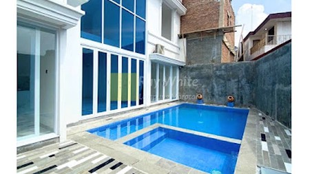 SALE/RENT Rumah Mewah Nuansa klasik modern Bonus kolam renang