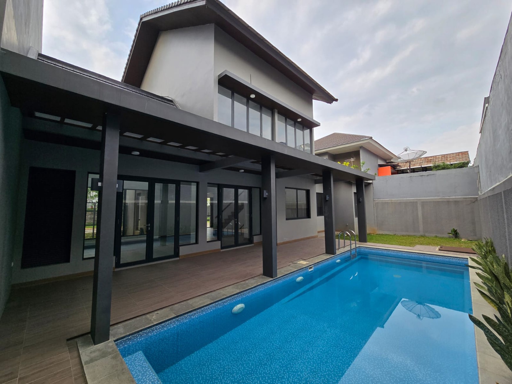 Rumah Bagus Siap Huni ada Kolam Renang di Jl Alpen Glarus Hilltop, Sentul, Bogor