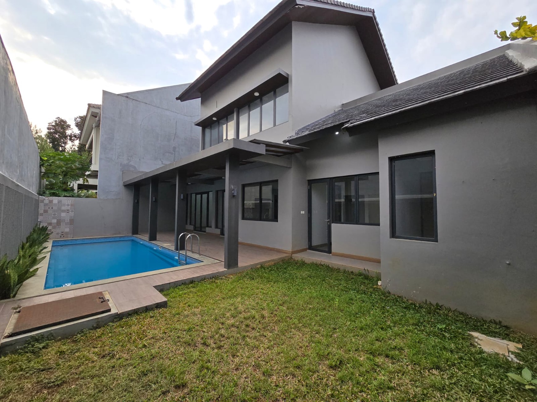 Rumah Bagus Siap Huni ada Kolam Renang di Jl Alpen Glarus Hilltop, Sentul, Bogor