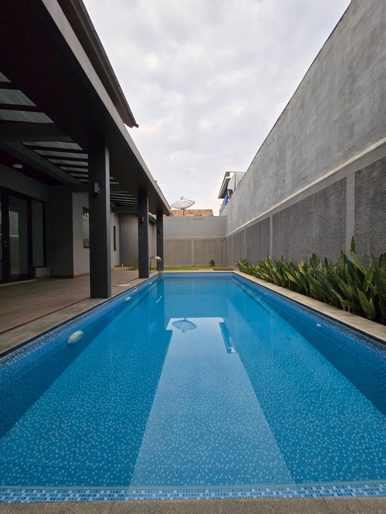 Rumah Bagus Siap Huni ada Kolam Renang di Jl Alpen Glarus Hilltop, Sentul, Bogor