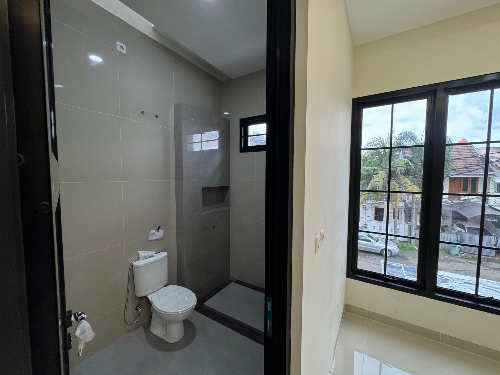 Rumah Baru,dijual cepat,dalam cluster di Graha Raya 