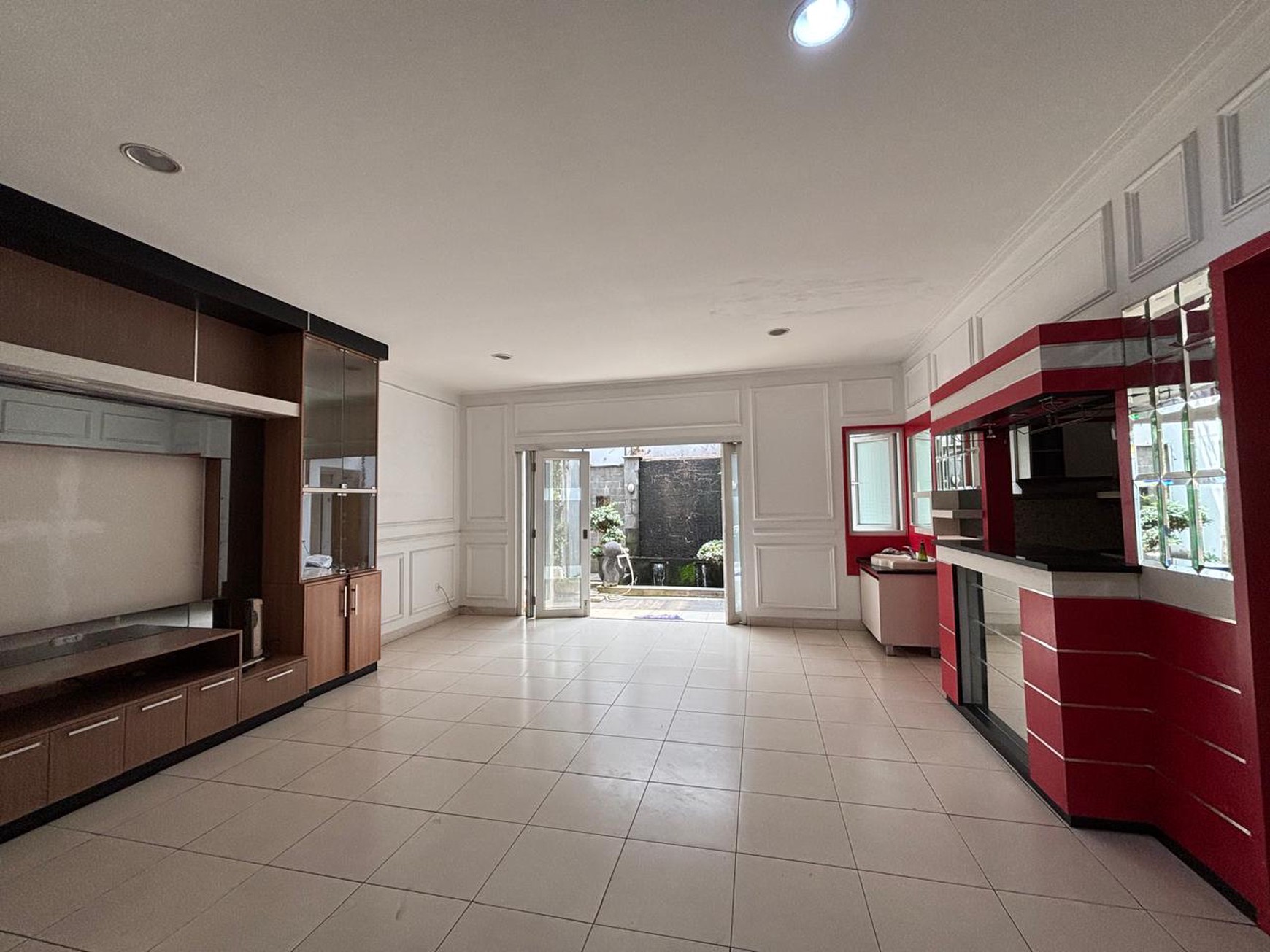 Rumah 2 Lantai  Semi Furnished di Kota Wisata 