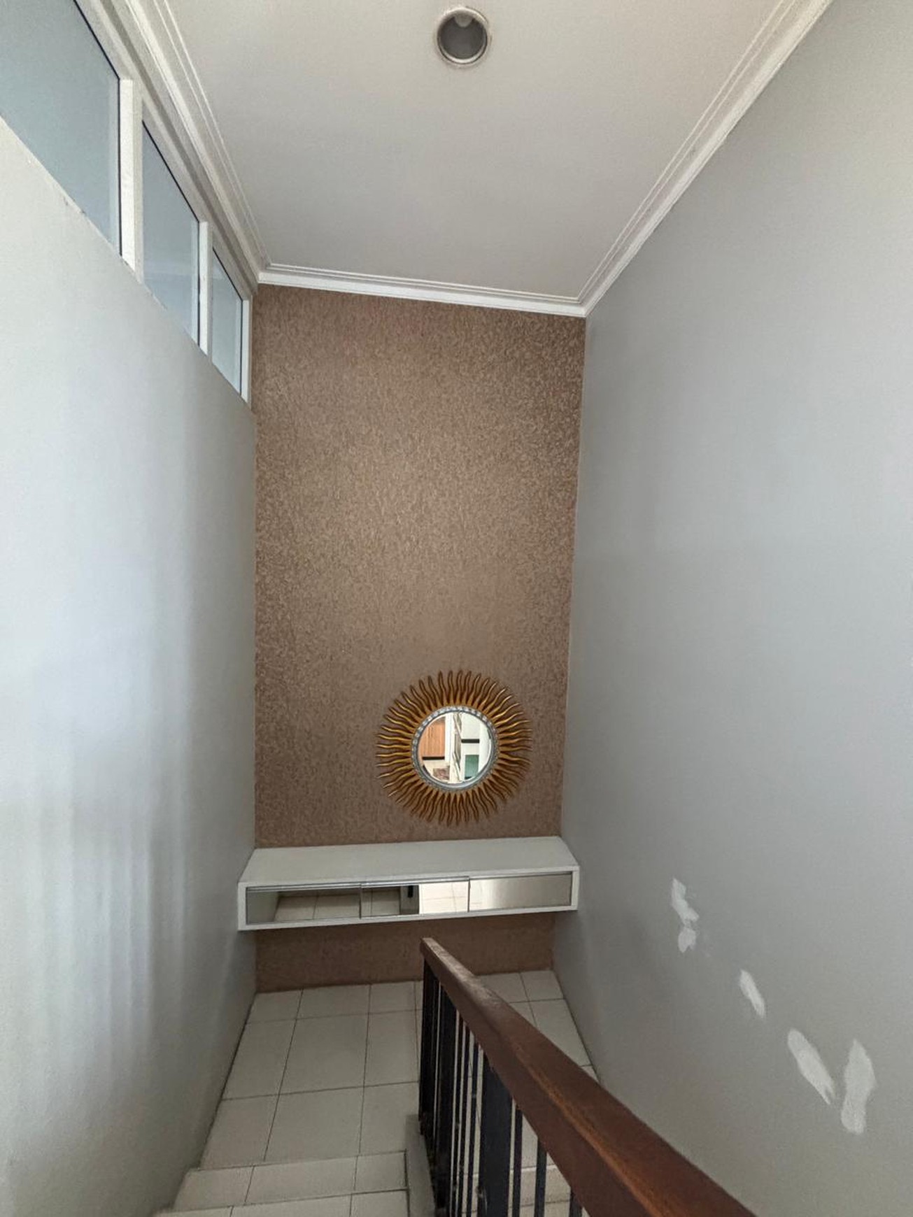 Rumah 2 Lantai  Semi Furnished di Kota Wisata 