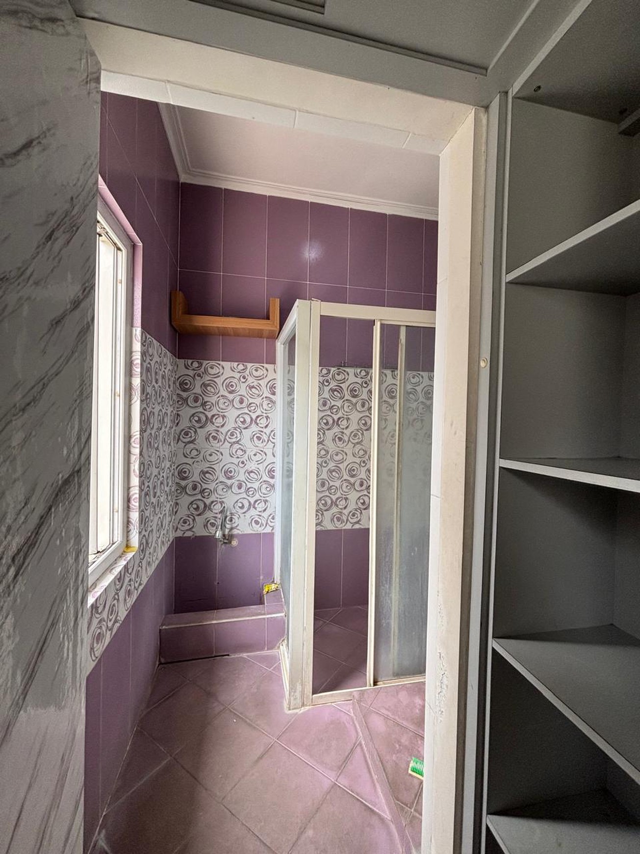 Rumah 2 Lantai  Semi Furnished di Kota Wisata 