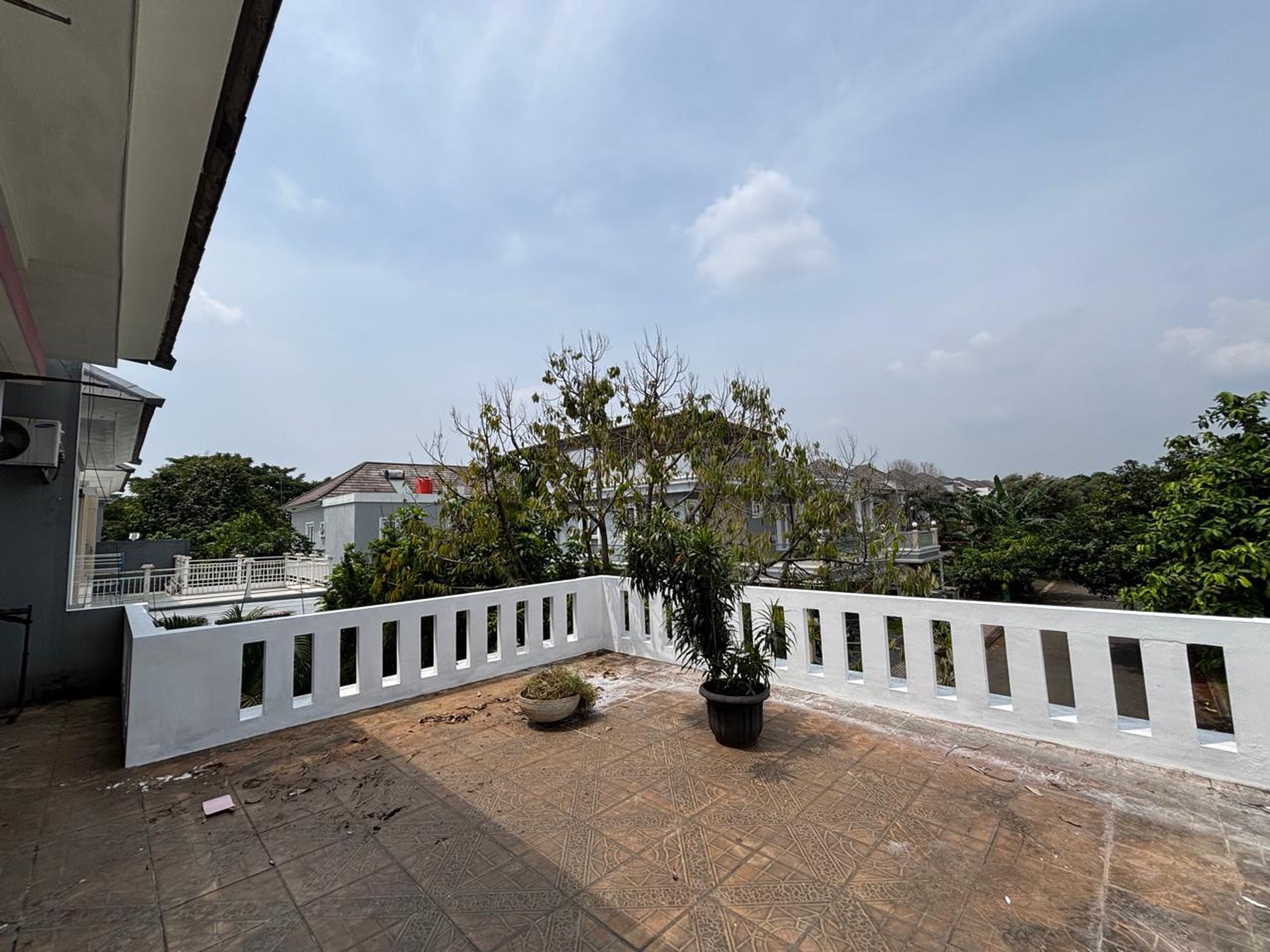 Rumah 2 Lantai  Semi Furnished di Kota Wisata 