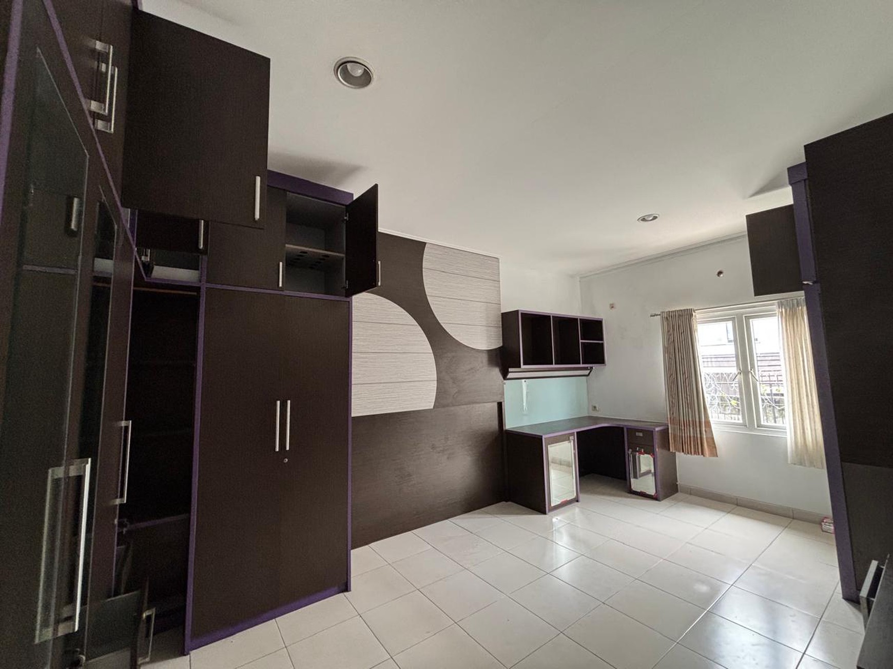 Rumah 2 Lantai  Semi Furnished di Kota Wisata 