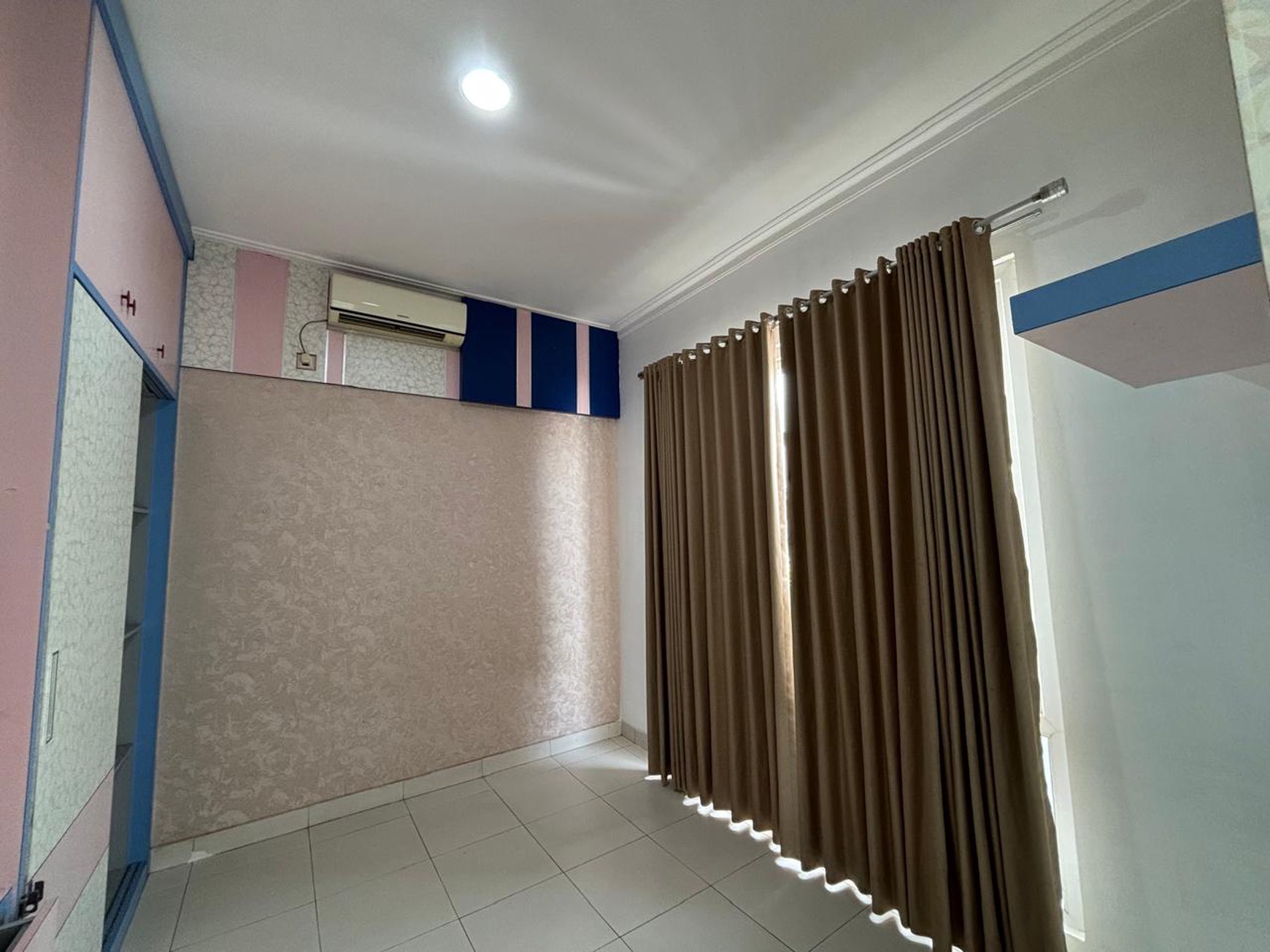 Rumah 2 Lantai  Semi Furnished di Kota Wisata 