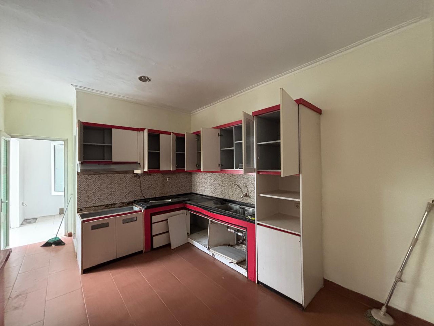 Rumah 2 Lantai  Semi Furnished di Kota Wisata 