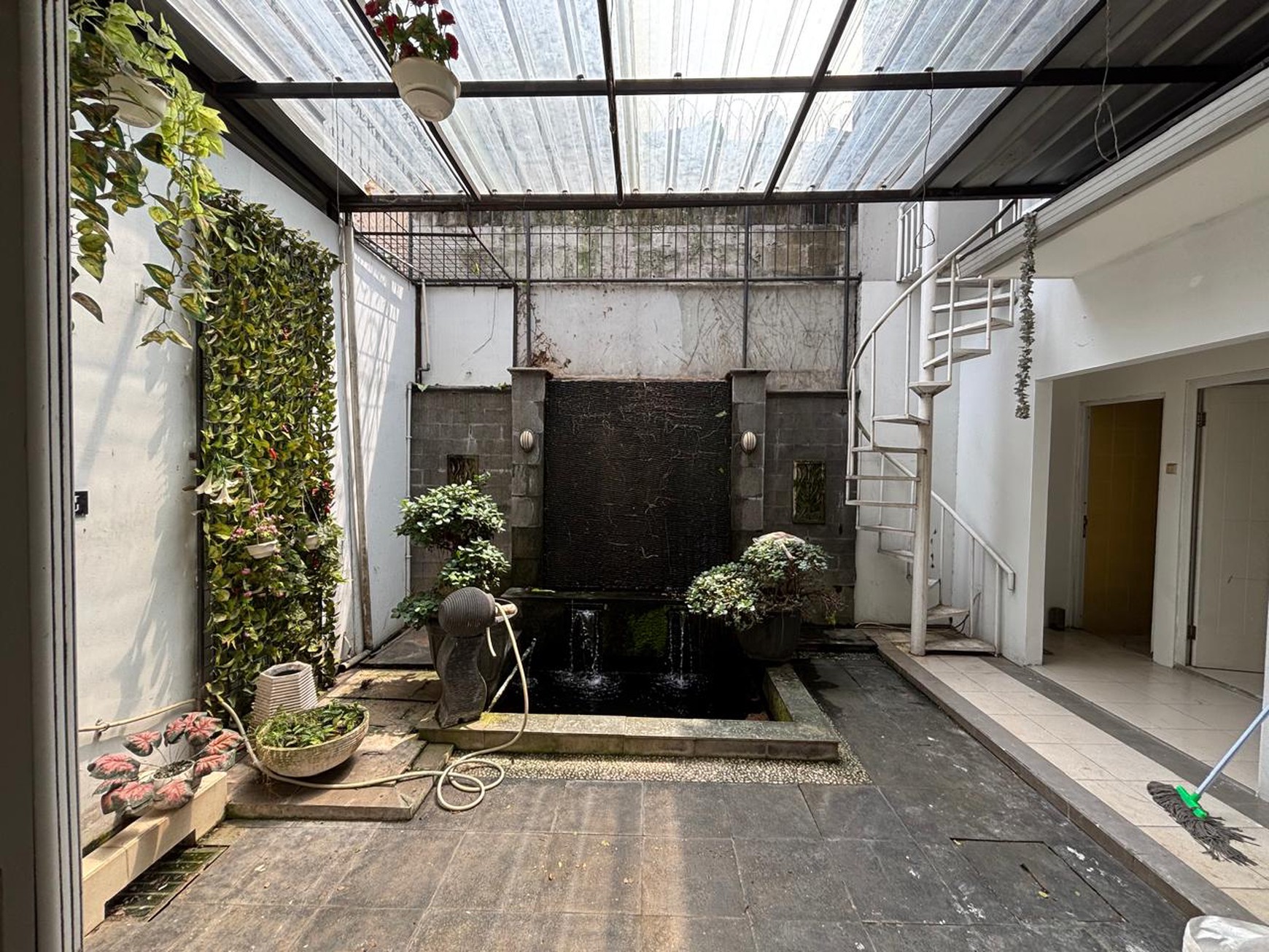 Rumah 2 Lantai  Semi Furnished di Kota Wisata 