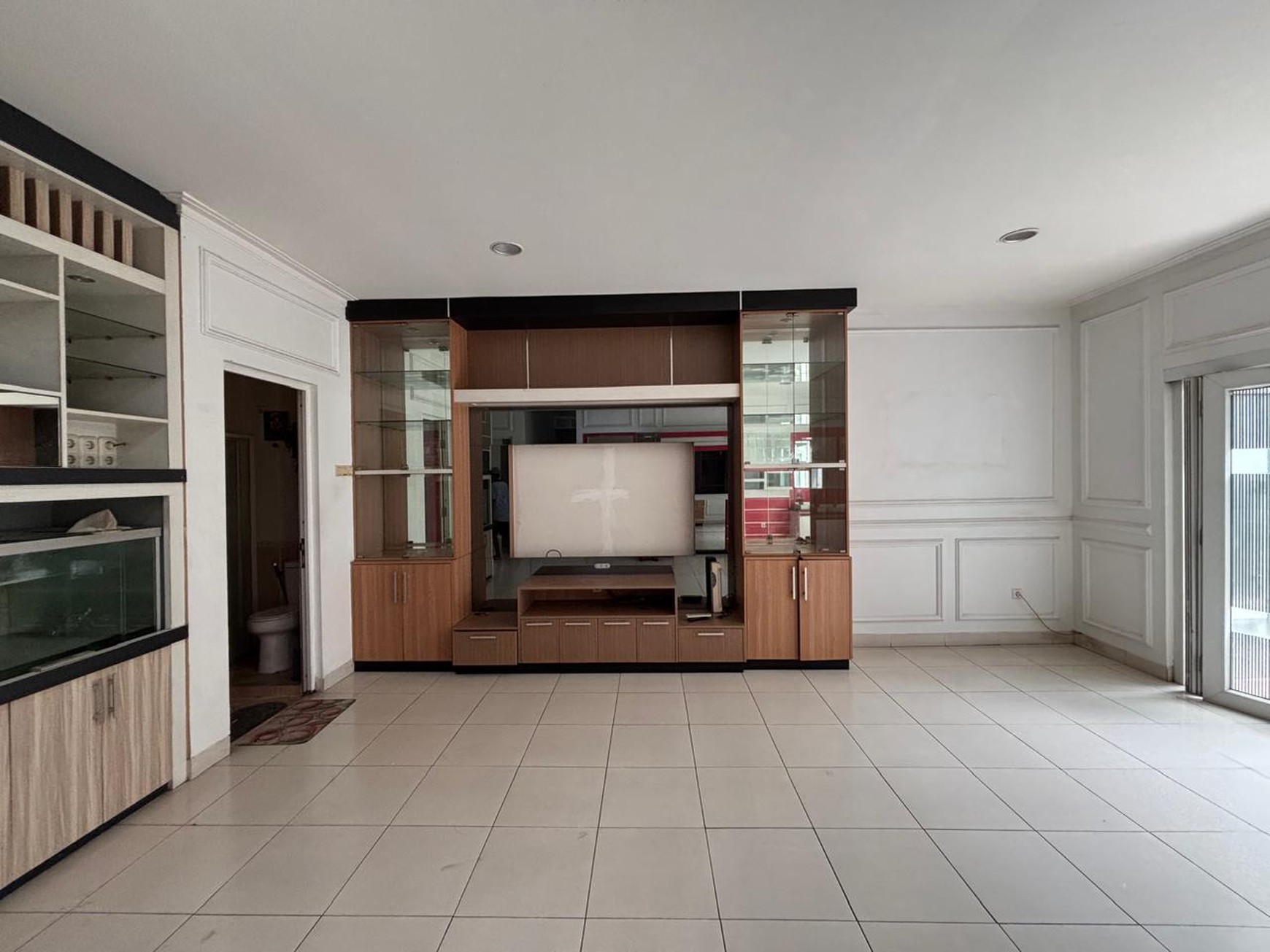 Rumah 2 Lantai  Semi Furnished di Kota Wisata 