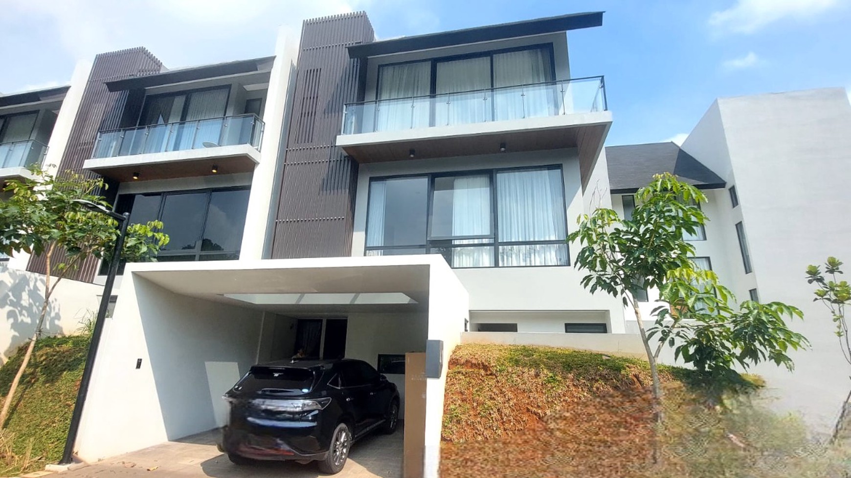 Rumah Disewa Area Asri Serenia Hill - Lebak Bulus