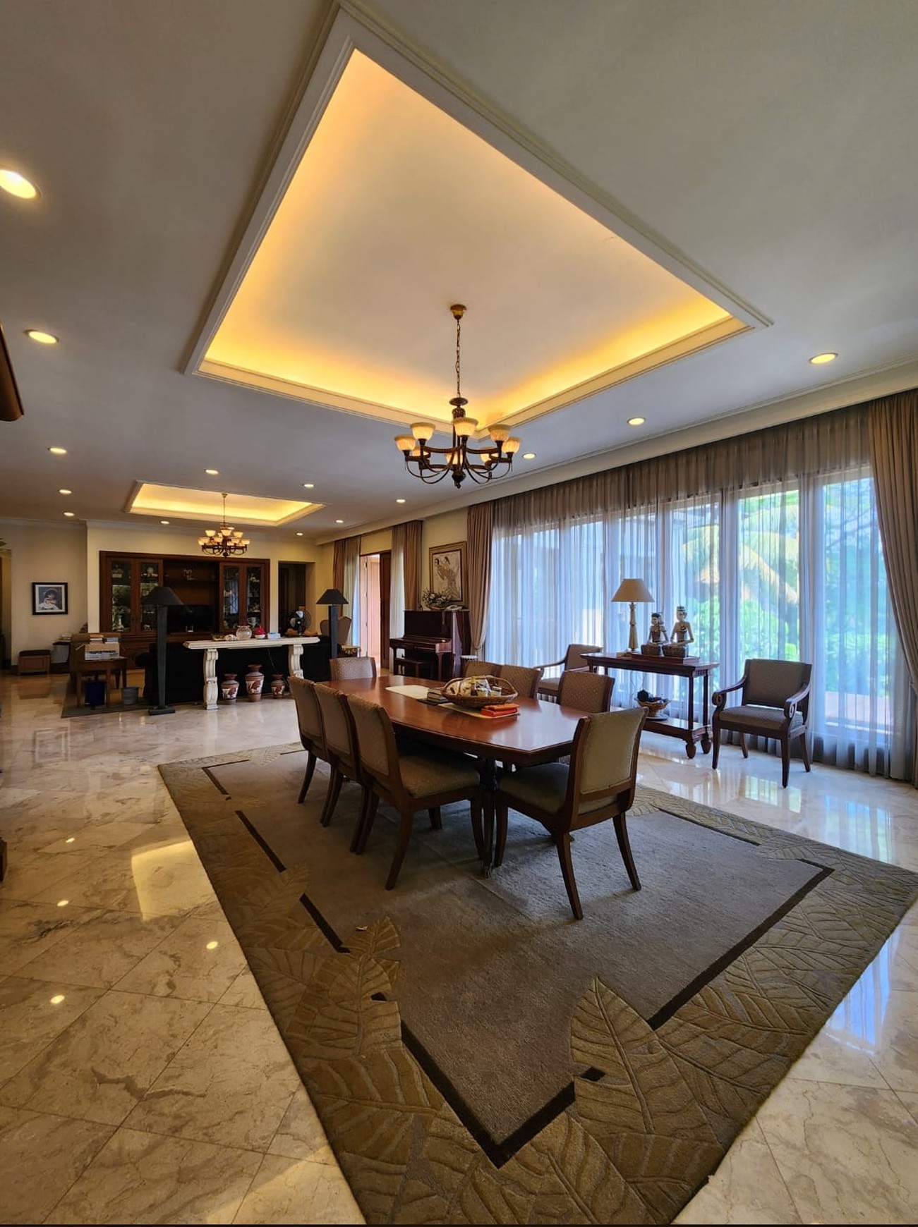 Rumah mewah bergaya resort di Puri Cikeas, 3600 m2, sangat terawat, halaman luas, akses tol 10 menit